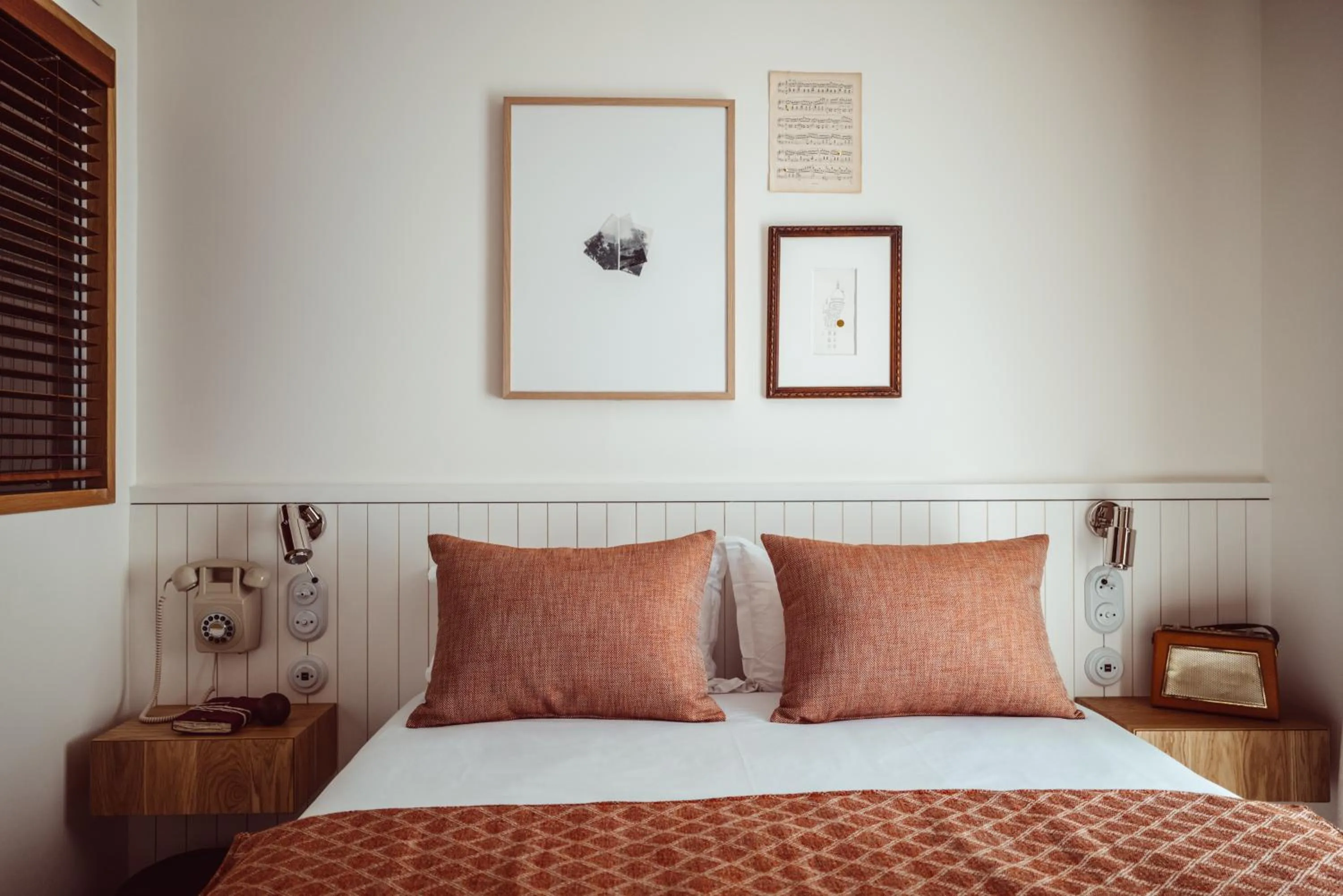 Bedroom, Bed in Hôtel Monsieur Aristide