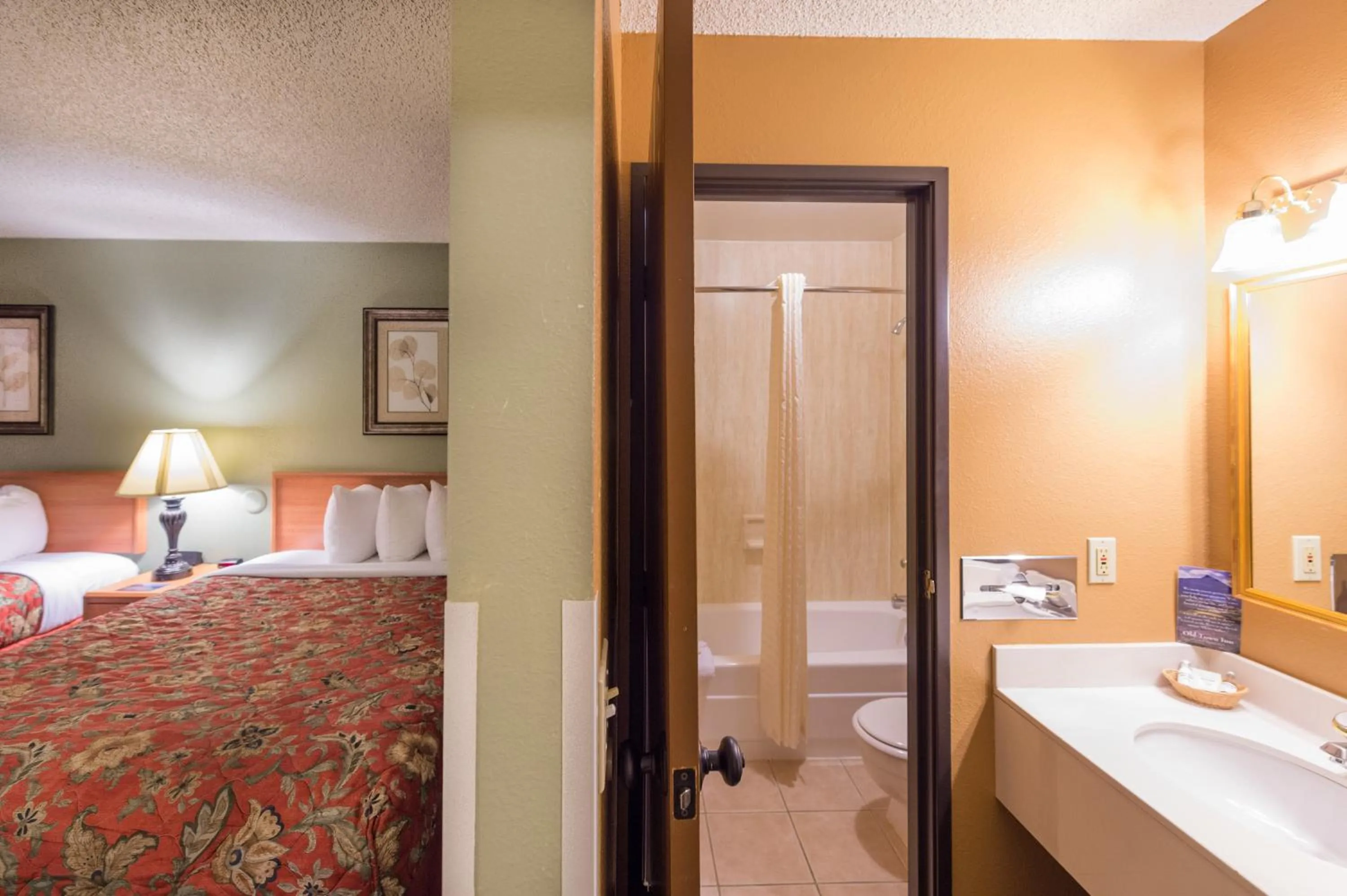 Shower, Bed in Old Town Inn