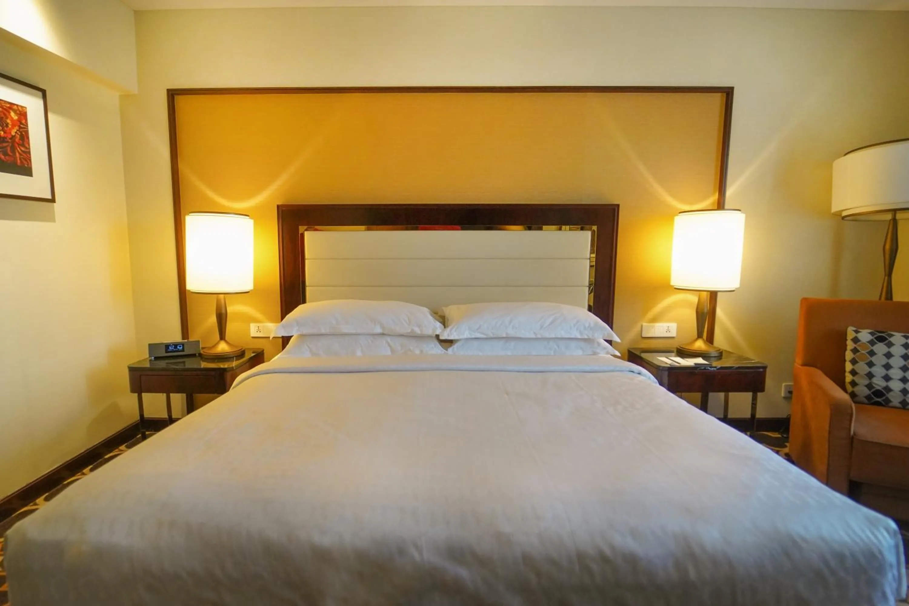 Bed in Sheraton Grand Pune Bund Garden Hotel