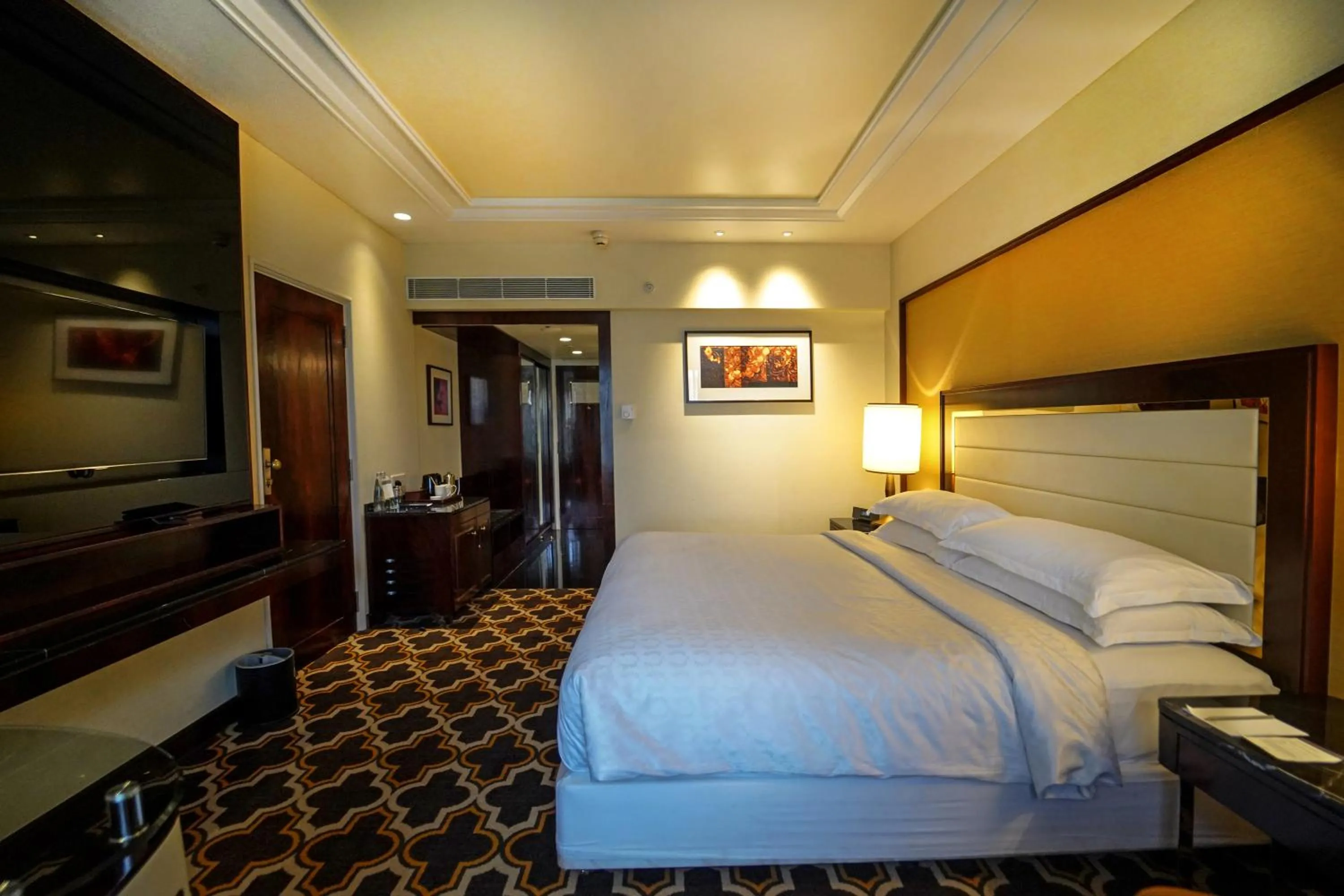 Bed in Sheraton Grand Pune Bund Garden Hotel