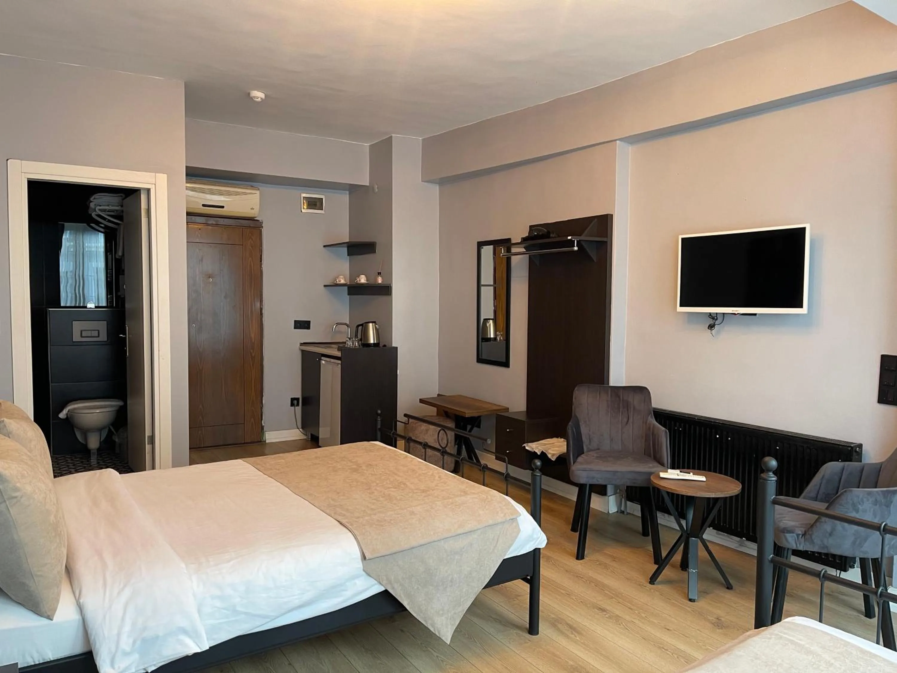 Communal lounge/ TV room, Bed in TAKSiM PARK HOTEL