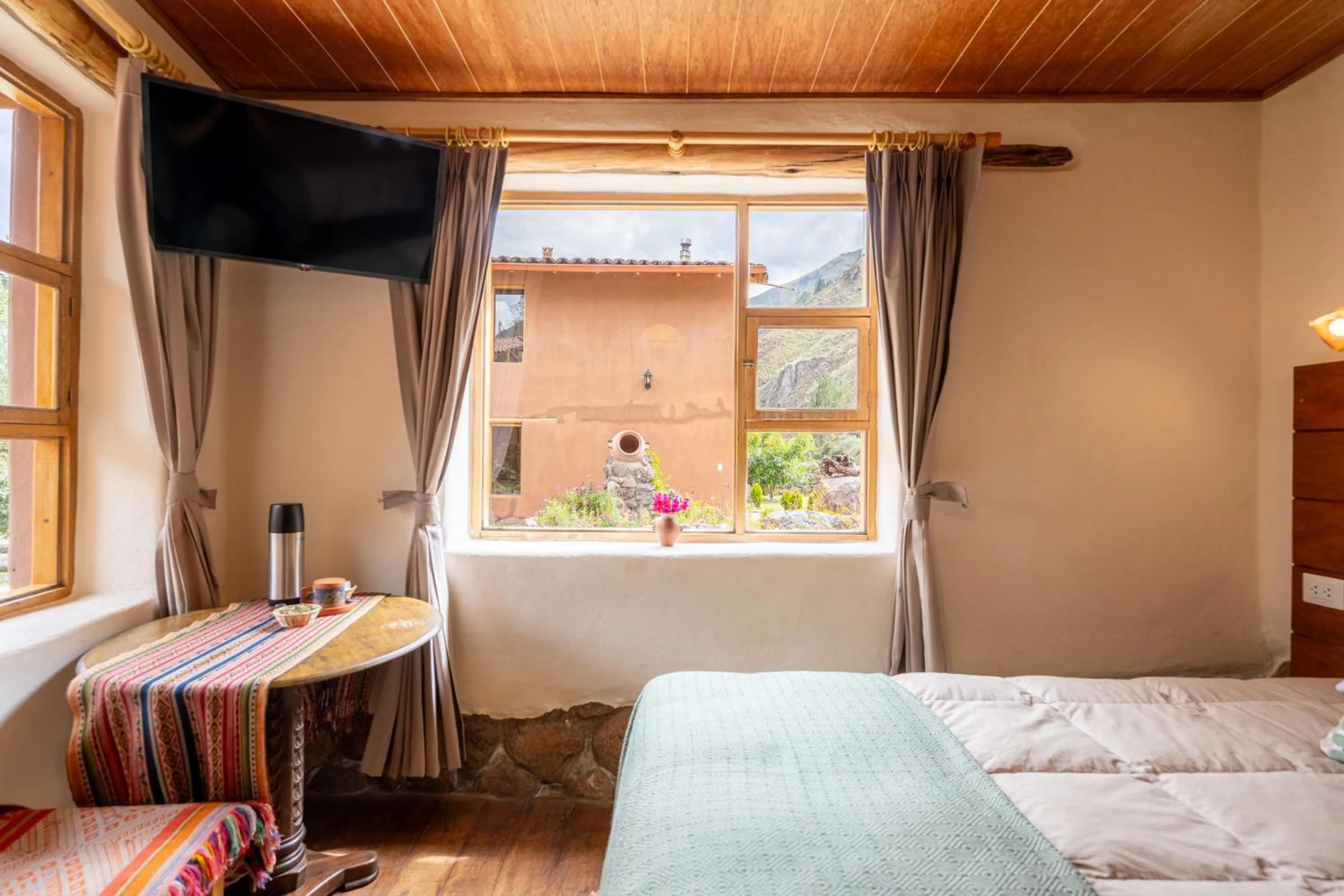 Bed in Unuwasi Hotel & Villa