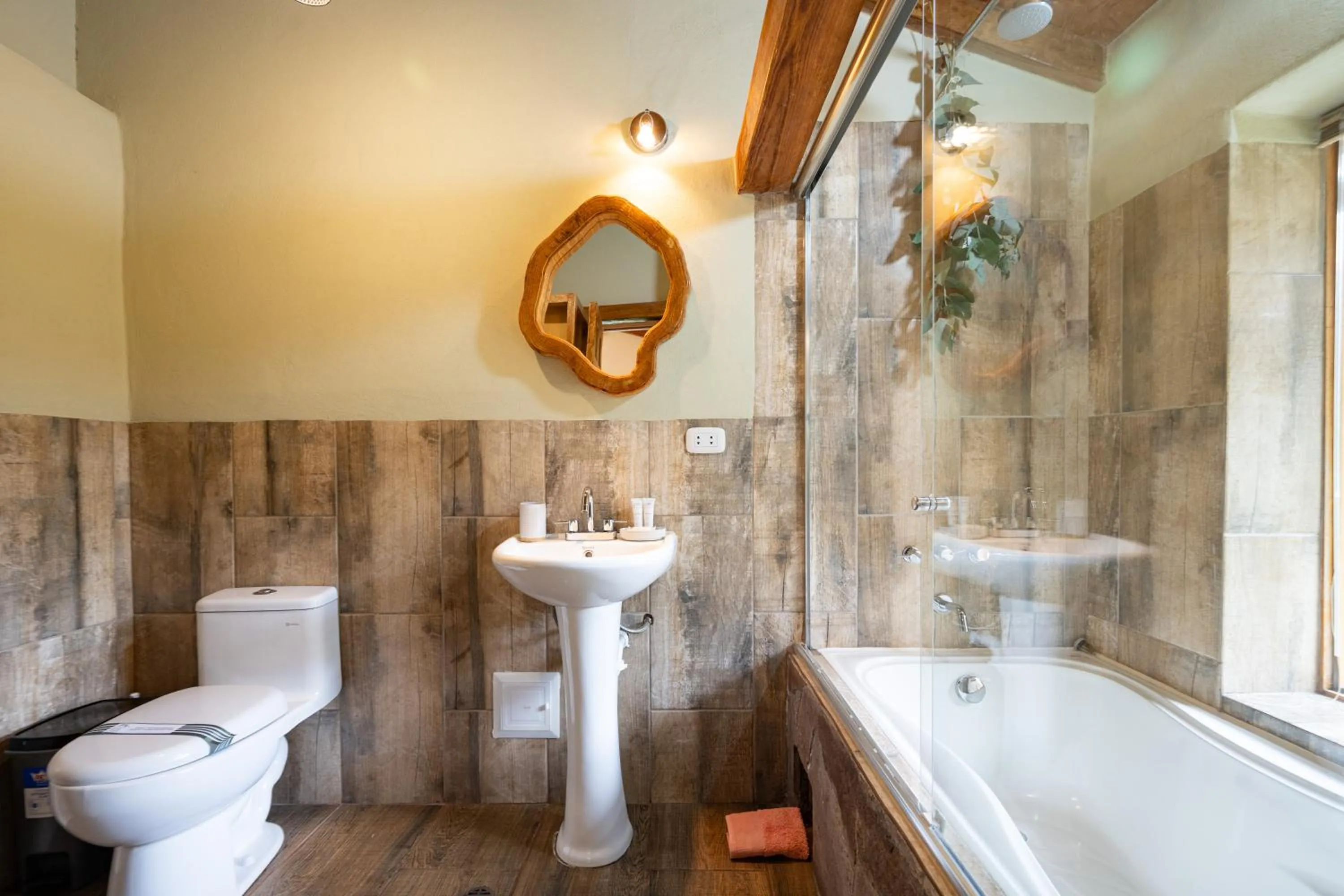 Shower in Unuwasi Hotel & Villa