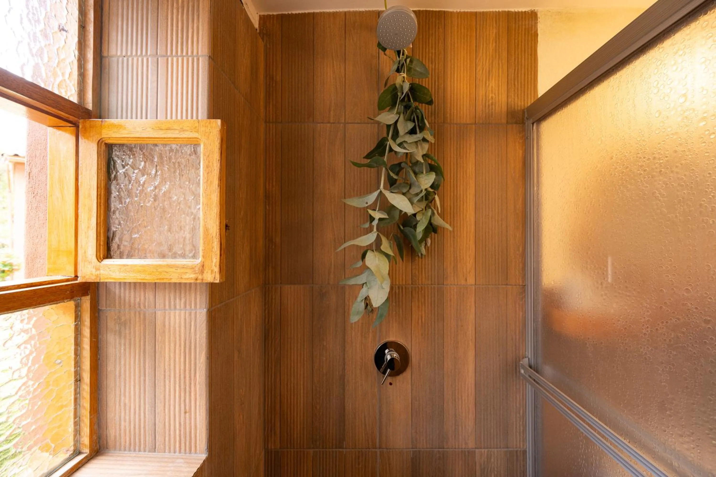 Shower in Unuwasi Hotel & Villa