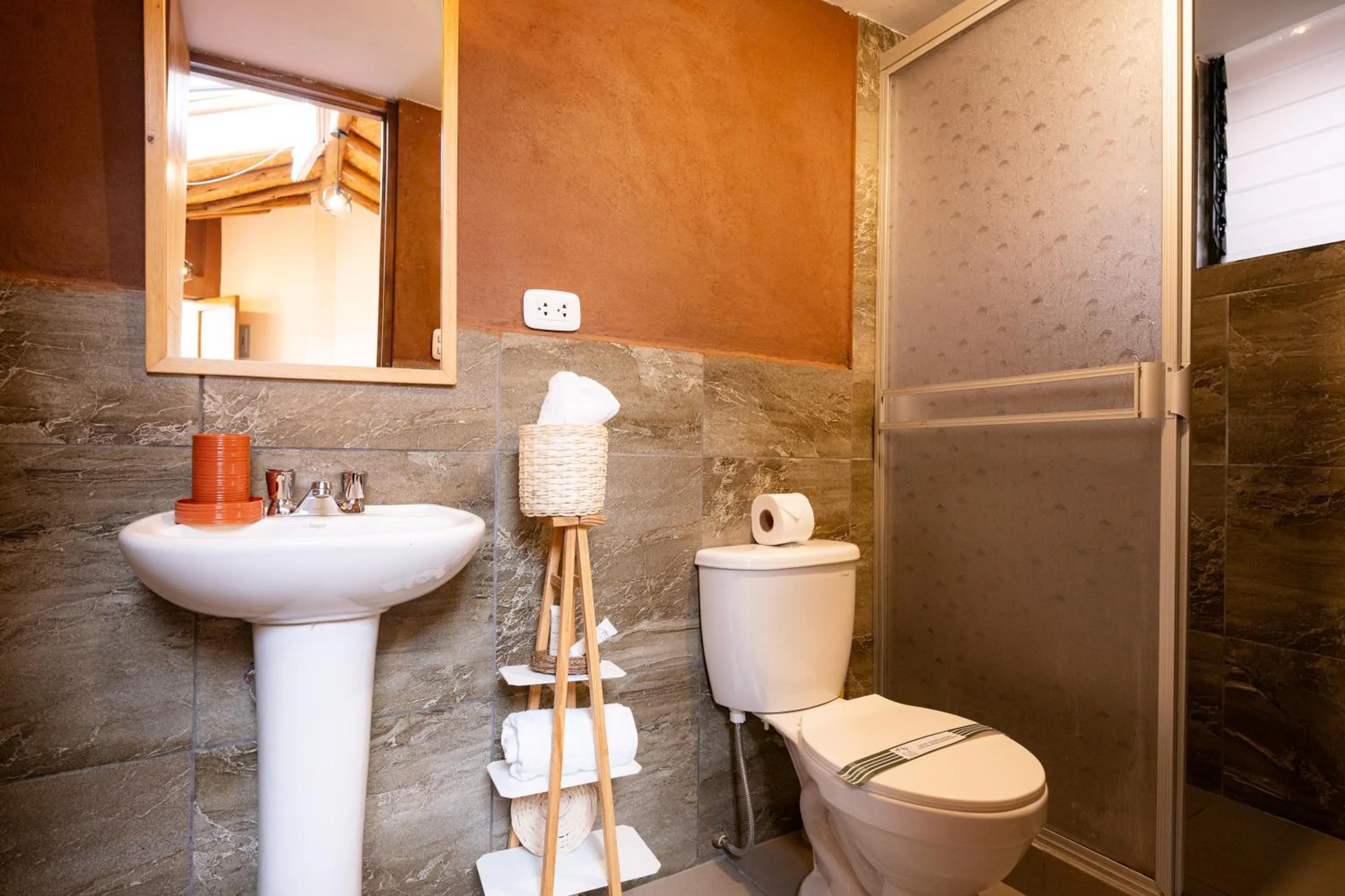 Shower in Unuwasi Hotel & Villa