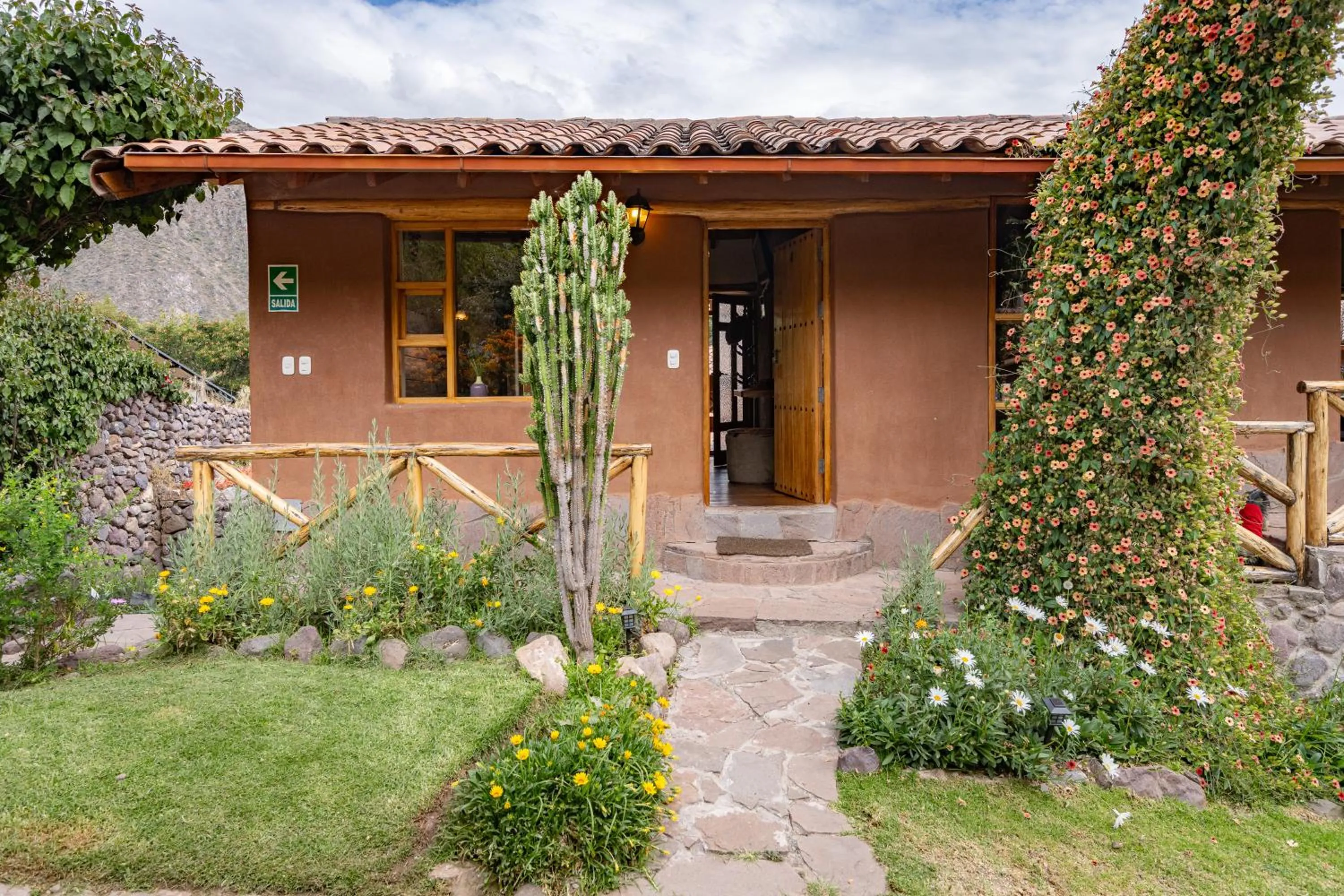 Facade/entrance in Unuwasi Hotel & Villa