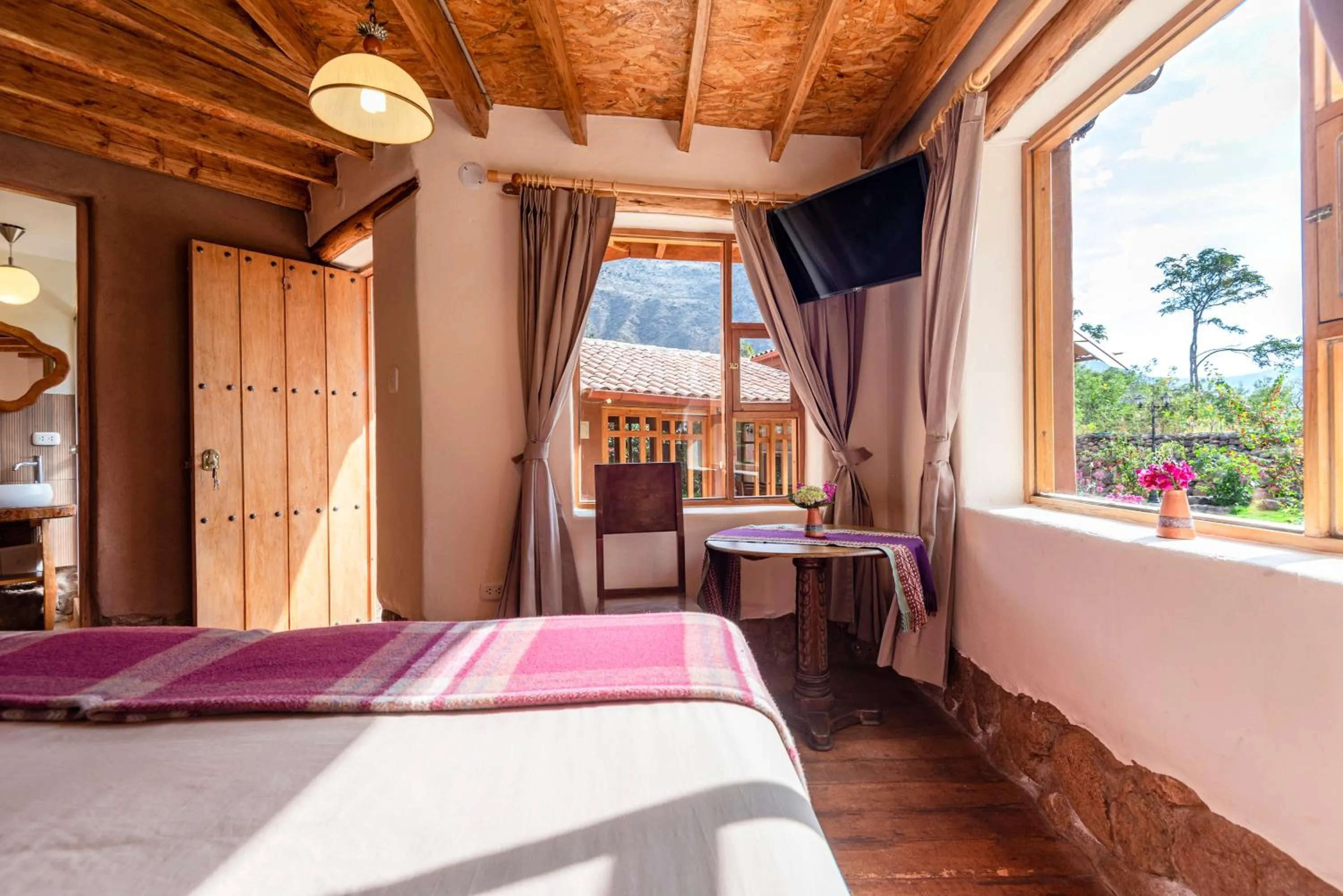 View (from property/room), Bed in Unuwasi Hotel & Villa