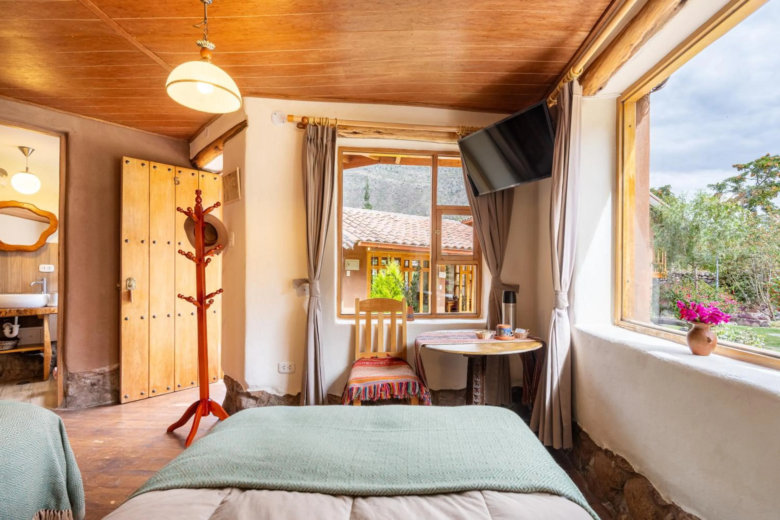 Bed in Unuwasi Hotel & Villa