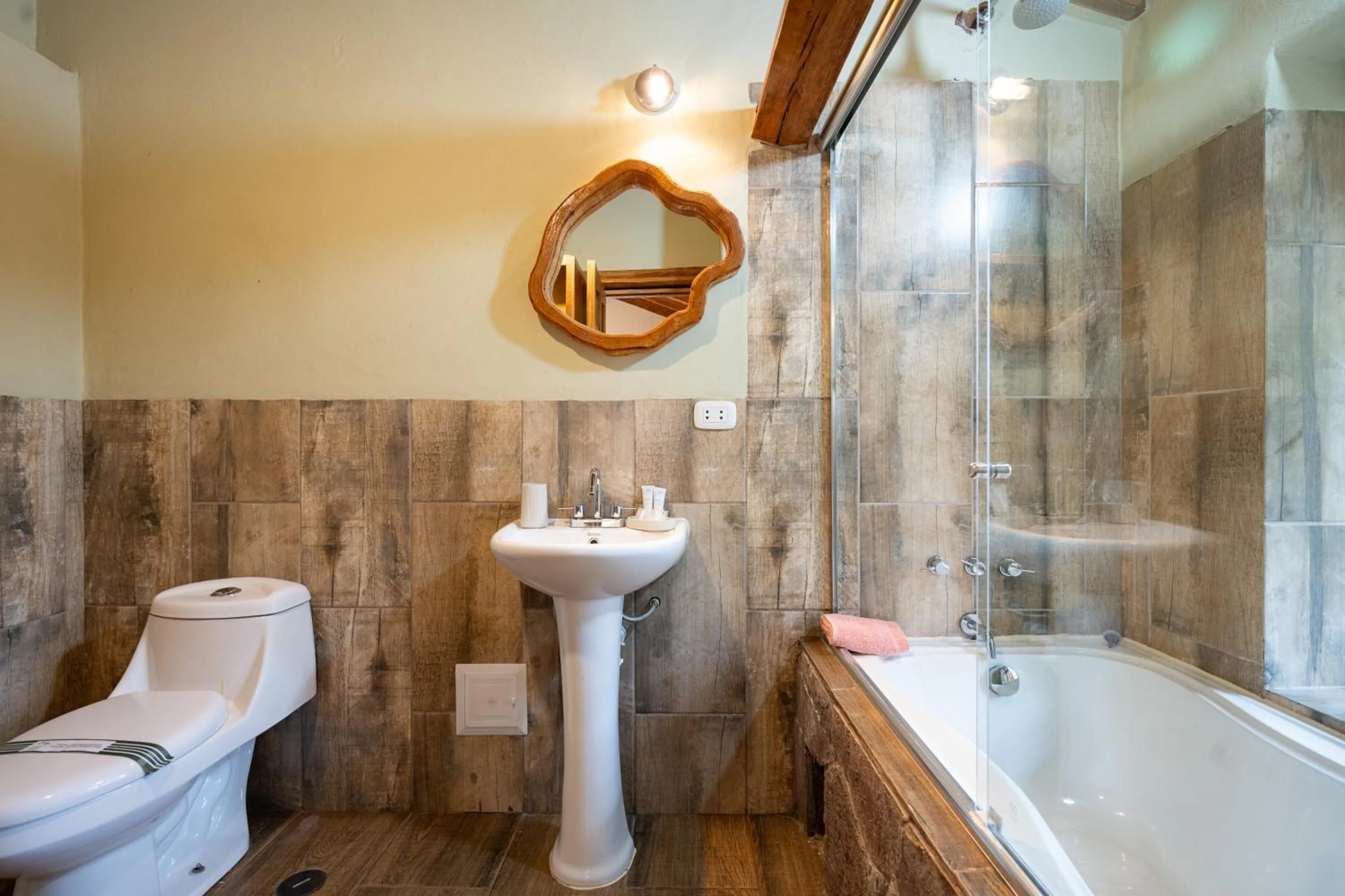 Shower in Unuwasi Hotel & Villa