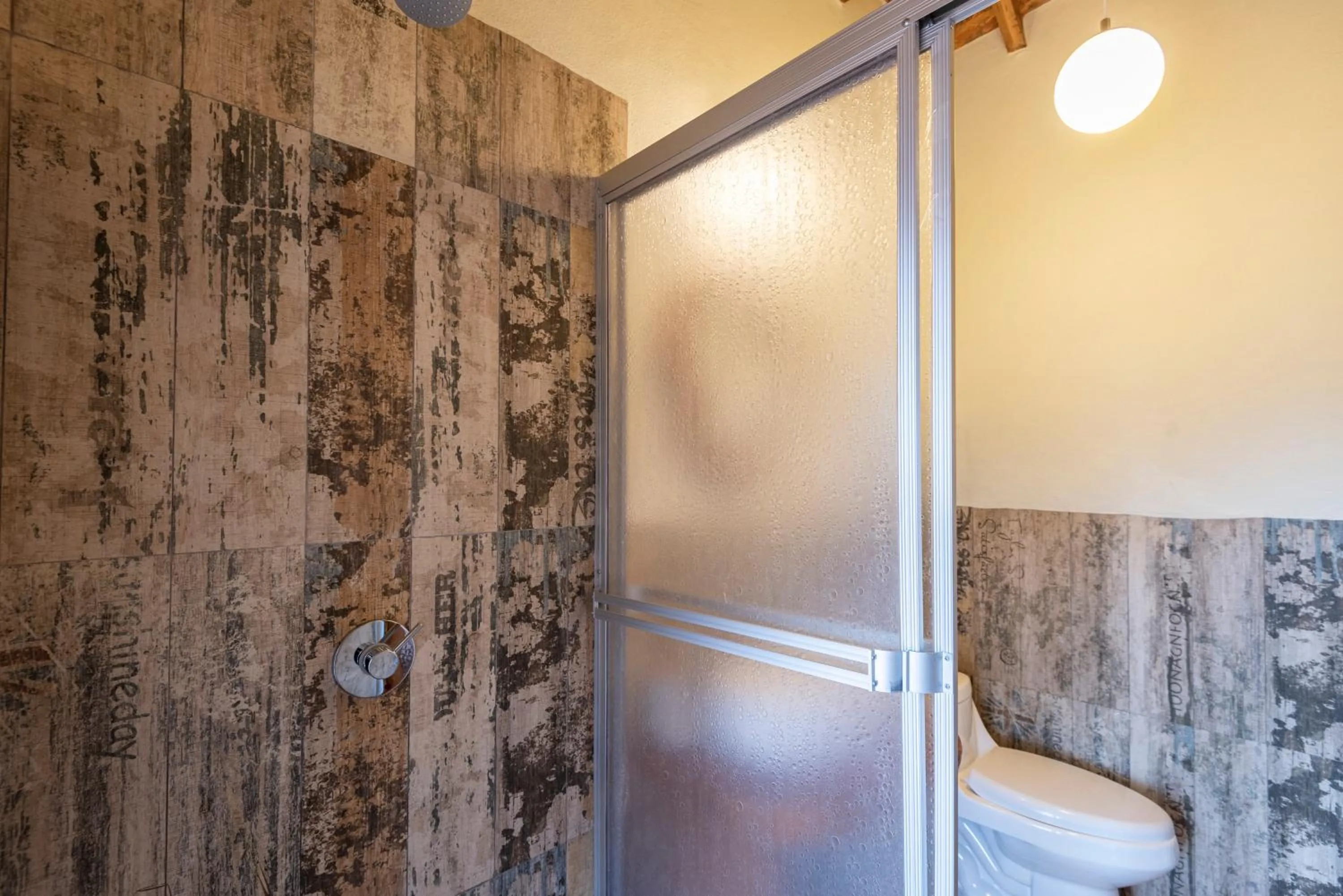 Shower in Unuwasi Hotel & Villa