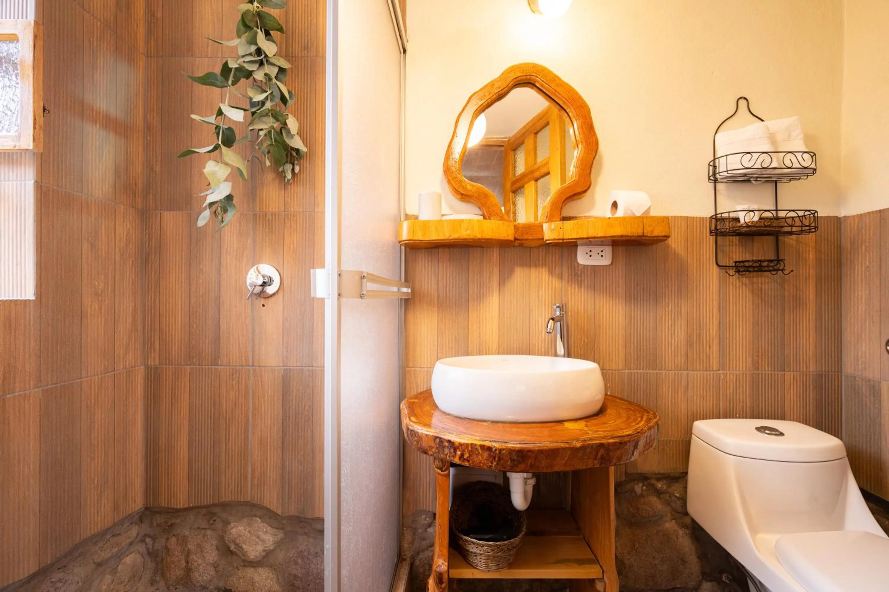 Shower in Unuwasi Hotel & Villa