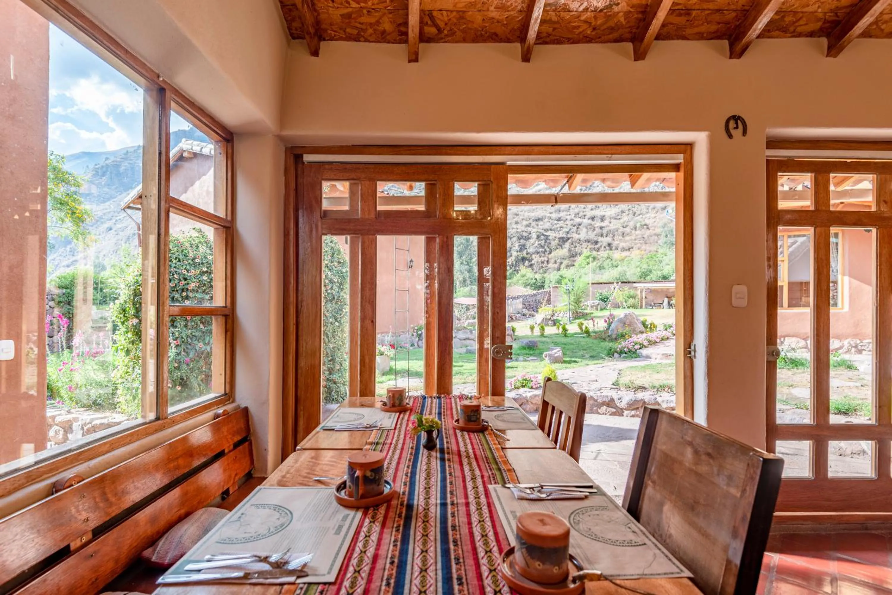 Restaurant/places to eat in Unuwasi Hotel & Villa