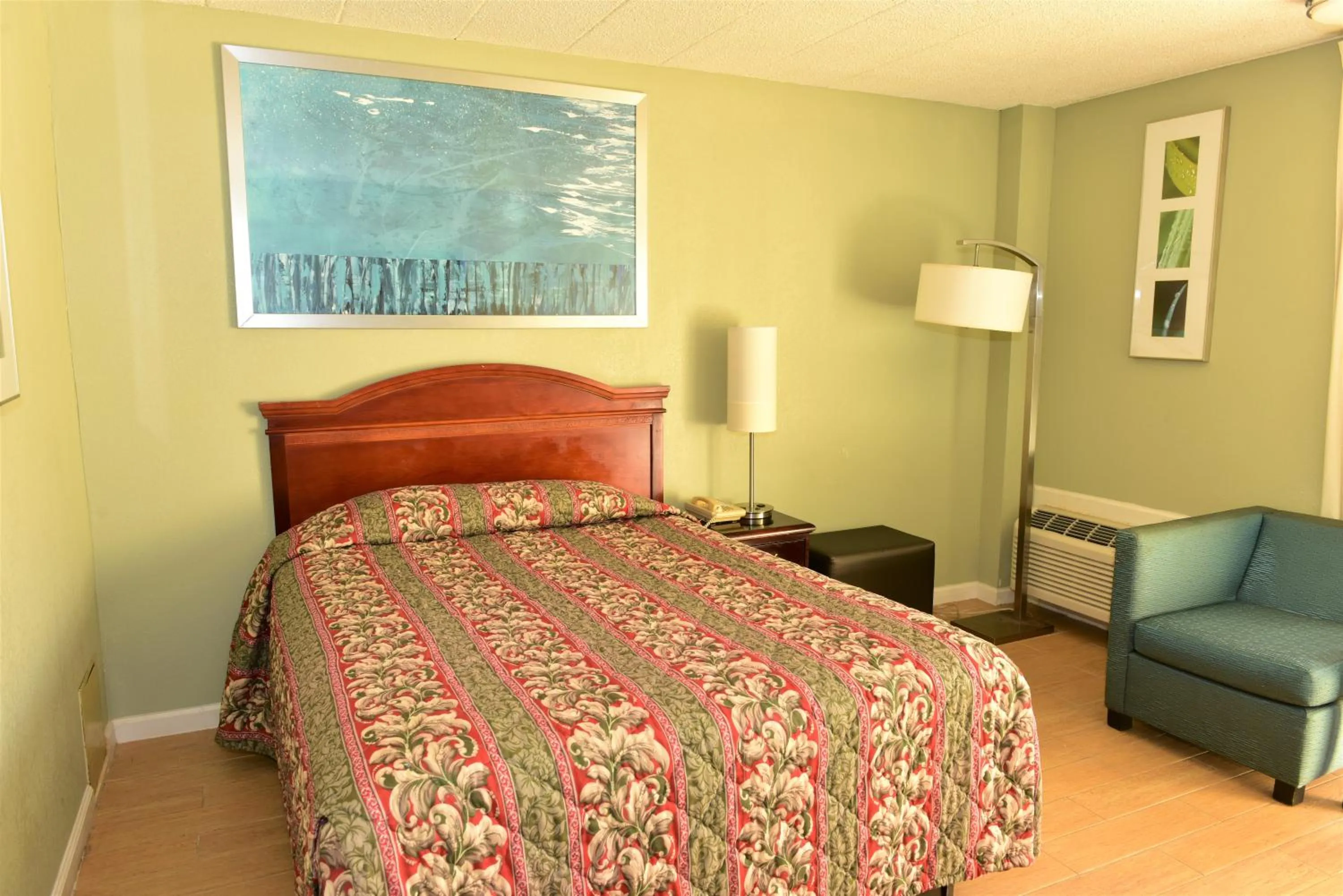 Bed in Red Carpet Inn