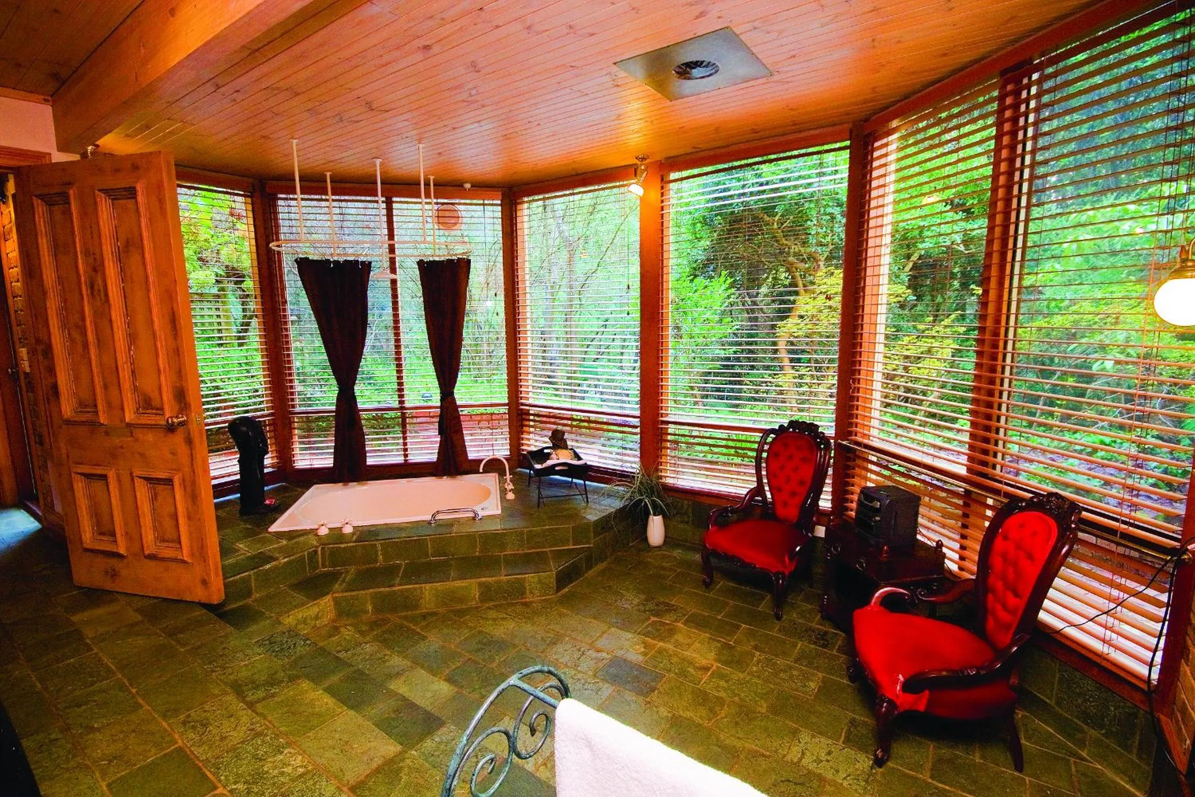 Bathroom in Linden Gardens Rainforest Retreat