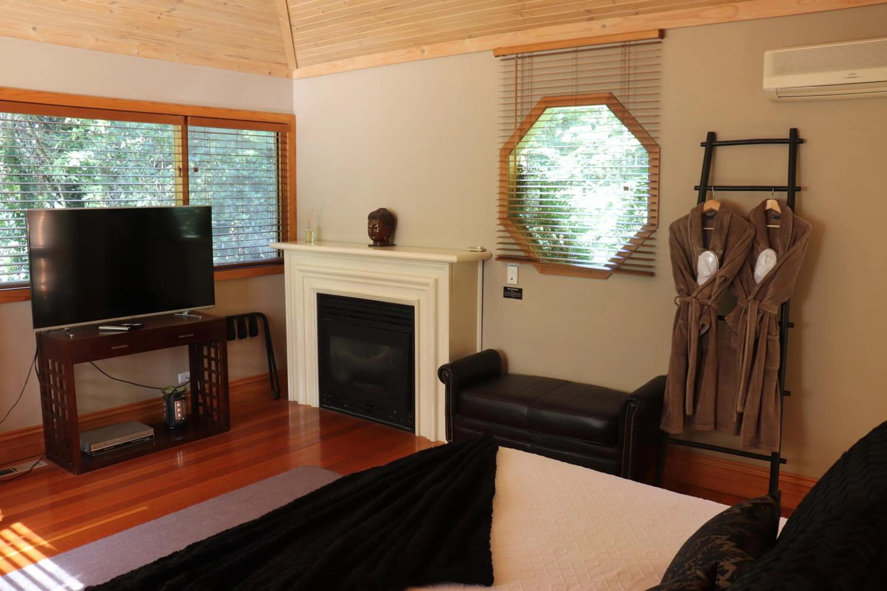 Bed in Linden Gardens Rainforest Retreat