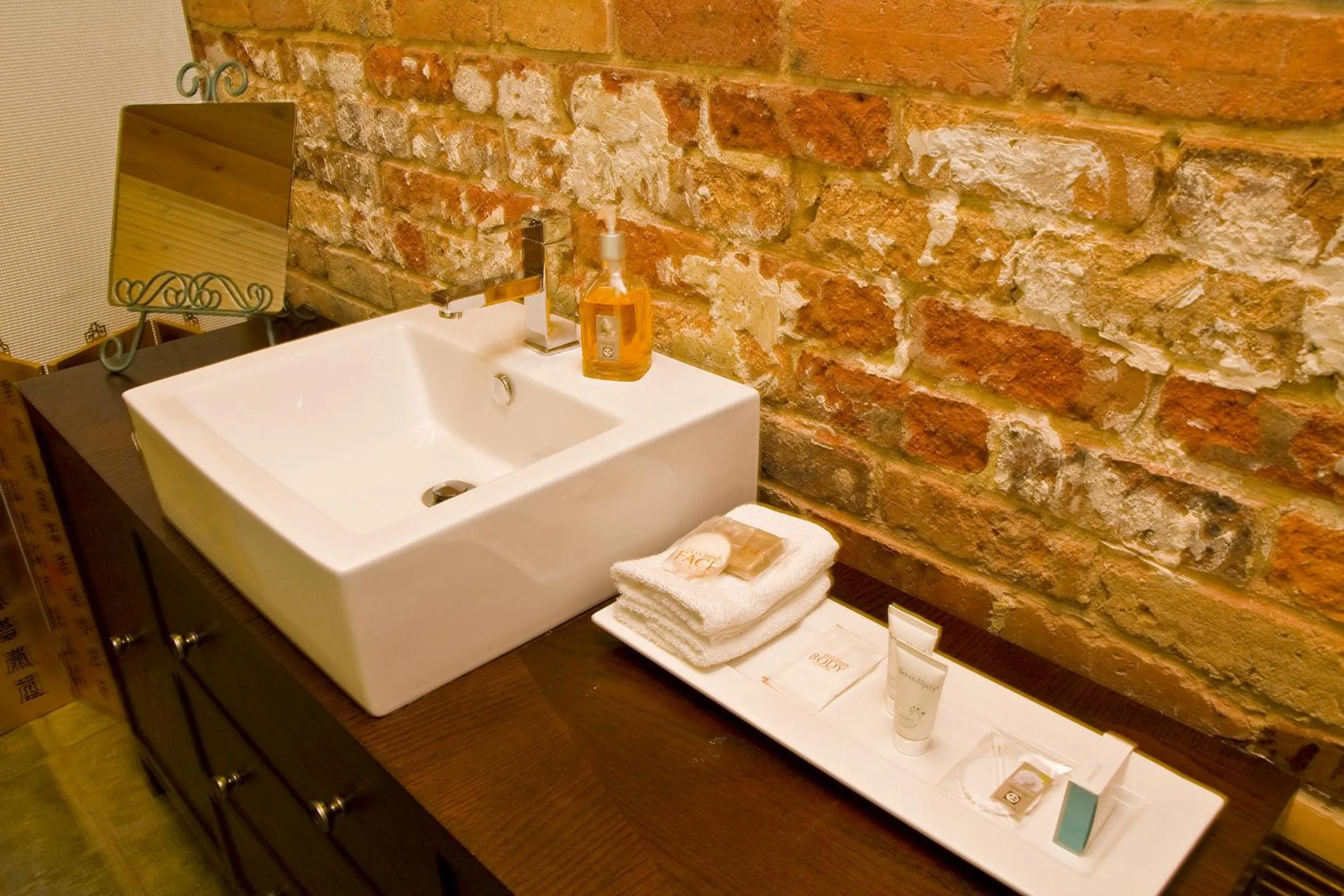 Bathroom in Linden Gardens Rainforest Retreat