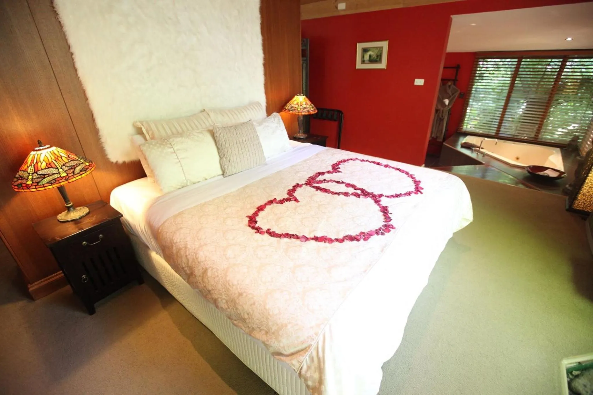 Bed in Linden Gardens Rainforest Retreat