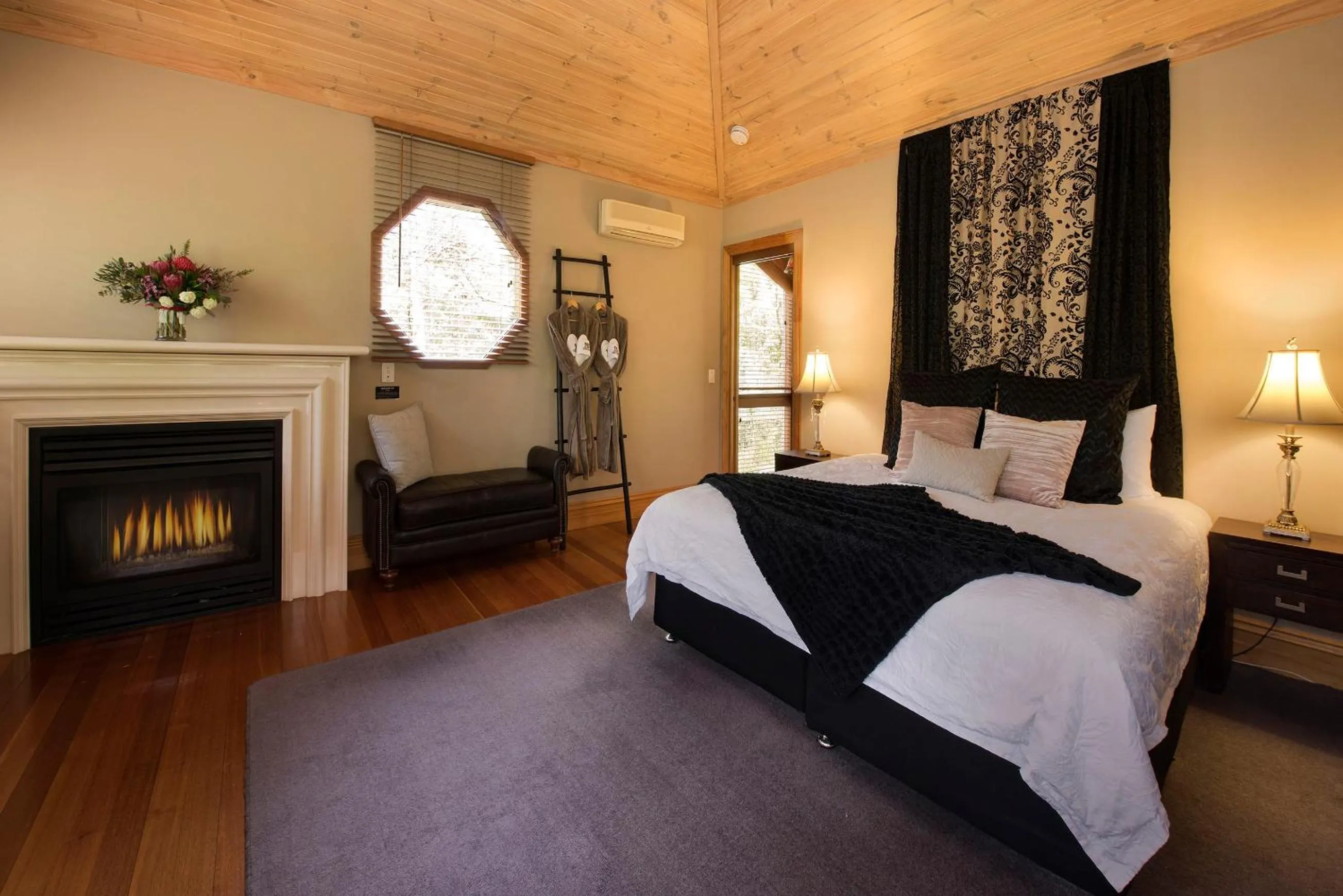 Bedroom, Bed in Linden Gardens Rainforest Retreat