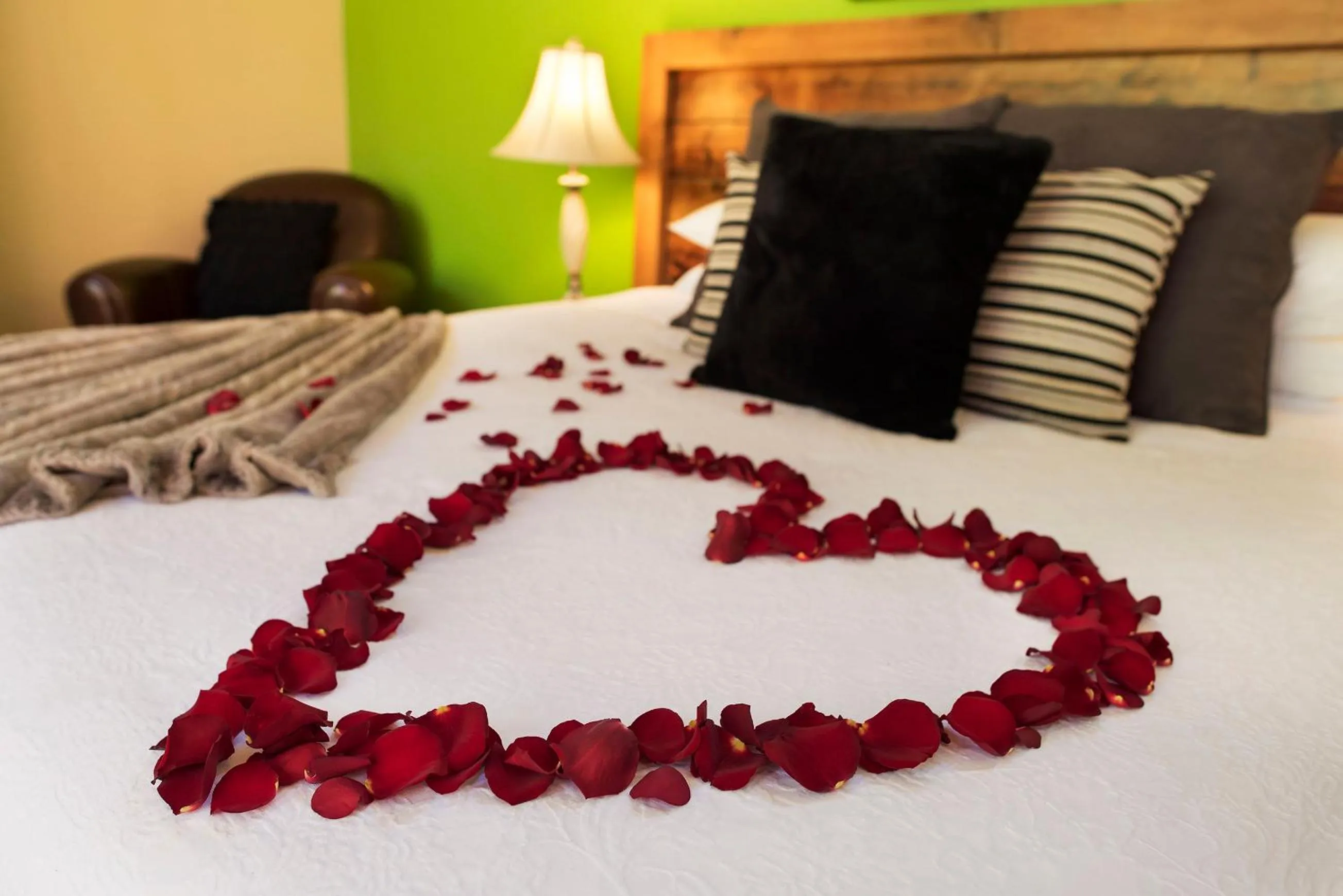 Bedroom, Bed in Linden Gardens Rainforest Retreat