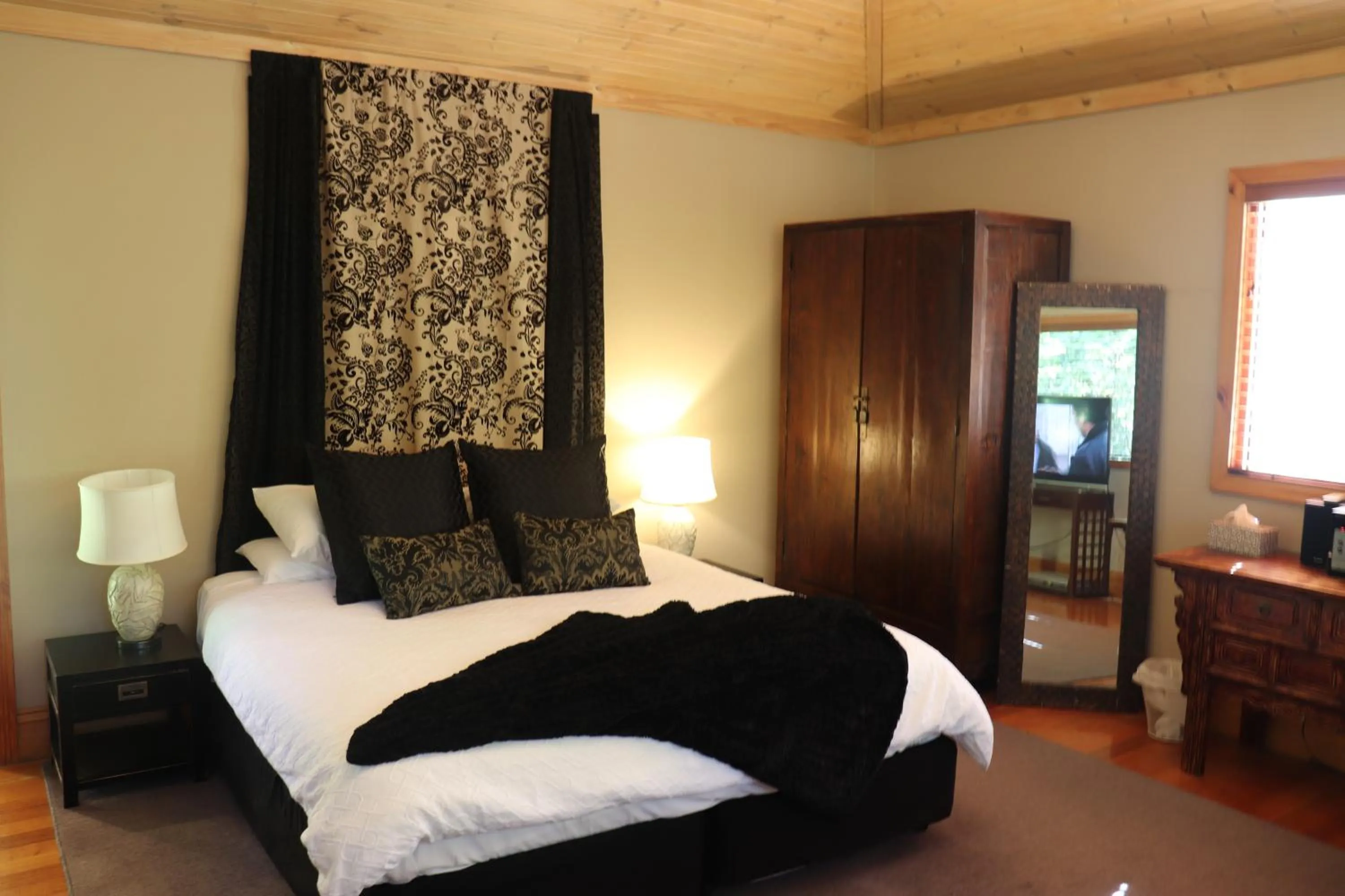 Bedroom, Bed in Linden Gardens Rainforest Retreat