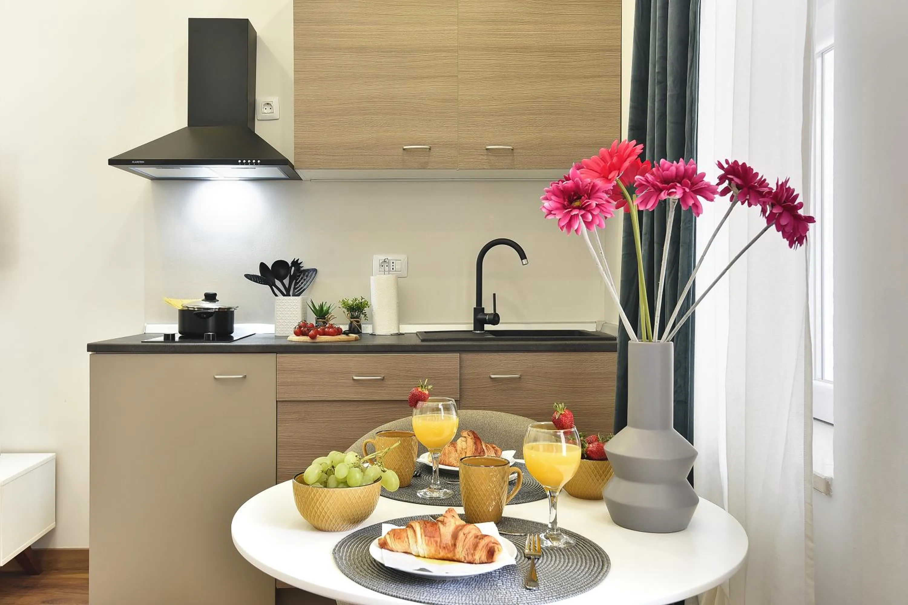 Kitchen or kitchenette in D&A Central Luxury Apartments with FREE Parking