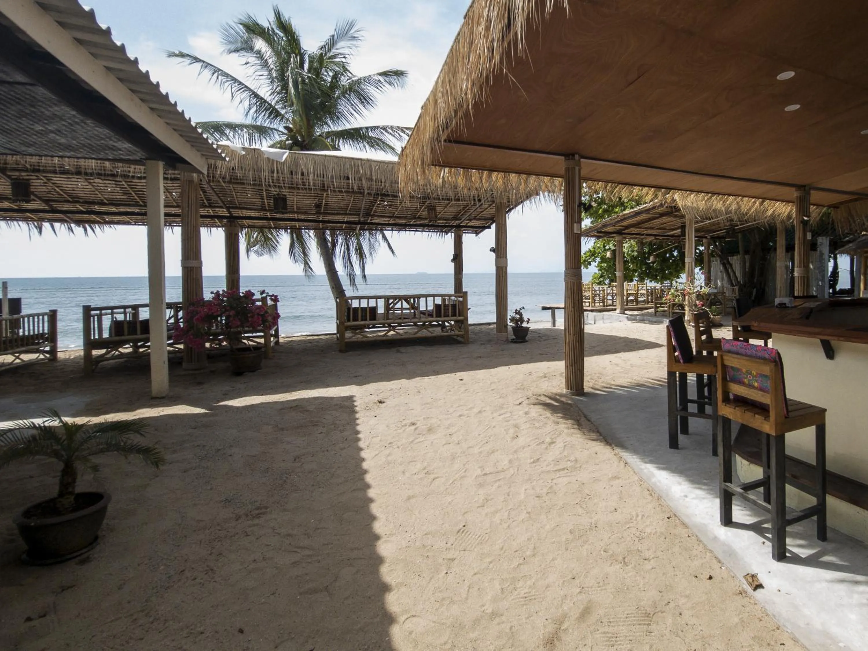 Restaurant/places to eat in Isara Lanta Beach Resort
