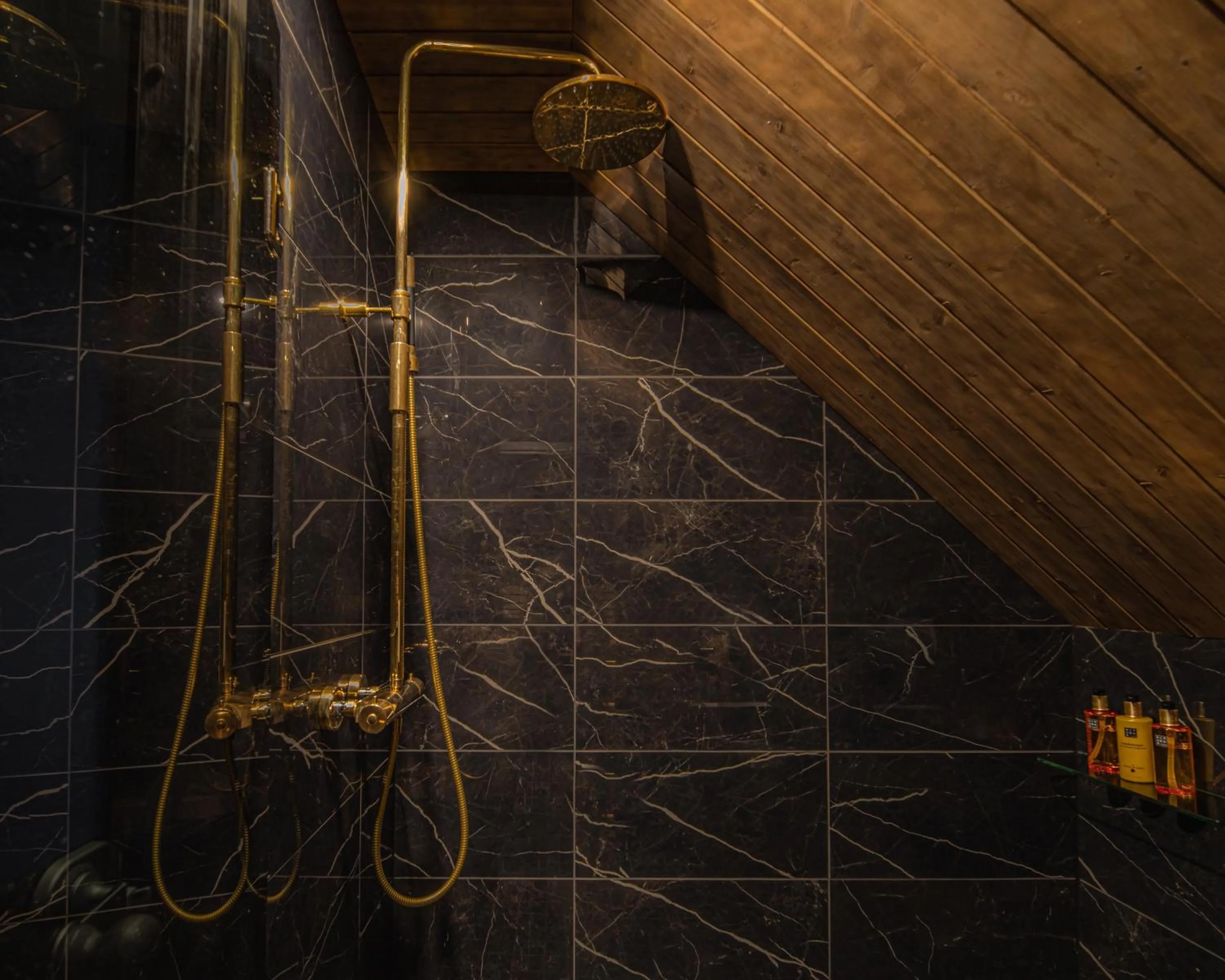 Shower in Northern Lights Village Pyhä