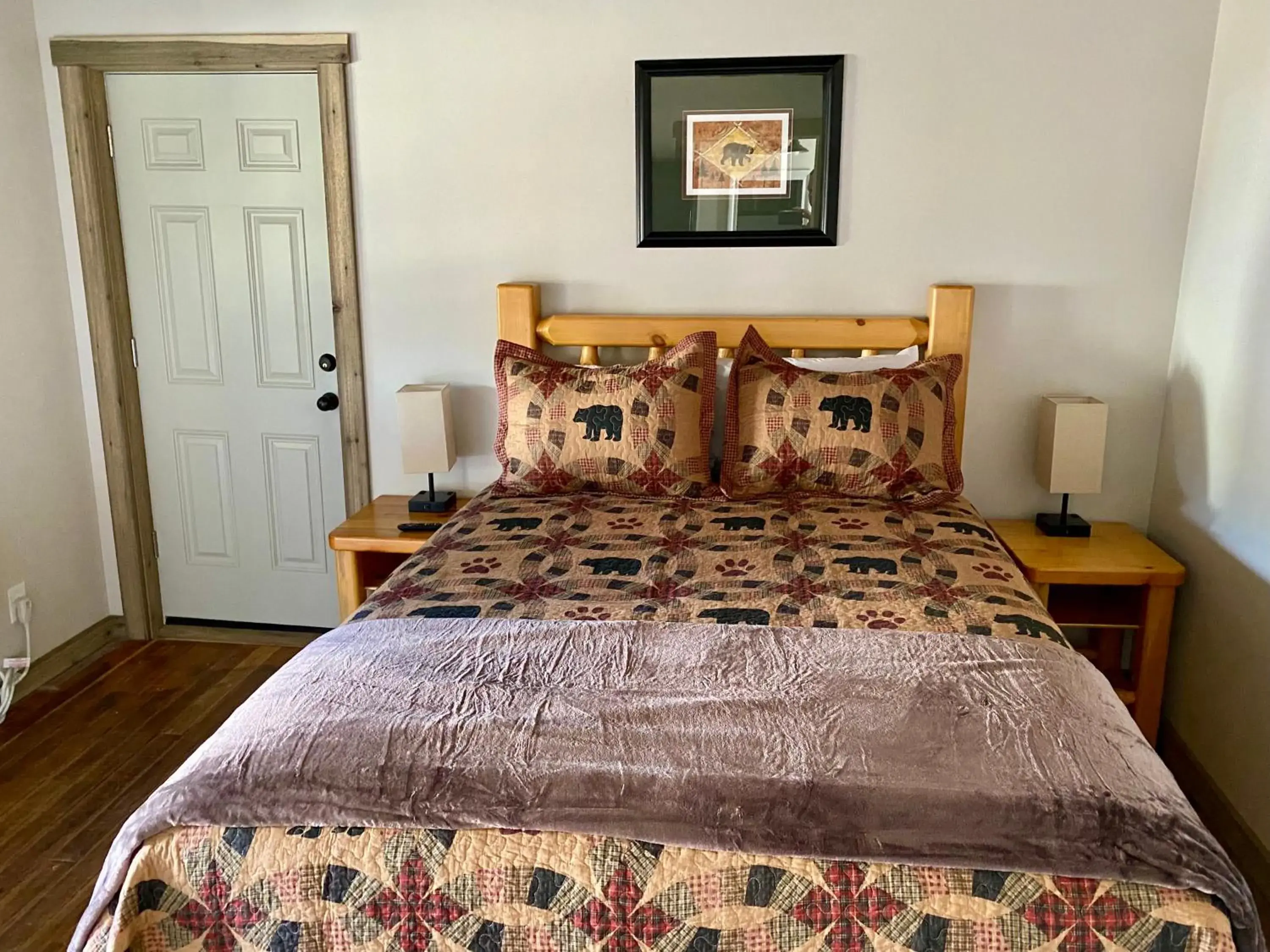 Queen Room - single occupancy in Island Park Lodge Queen Room - single occupancy in Island Park Lodge