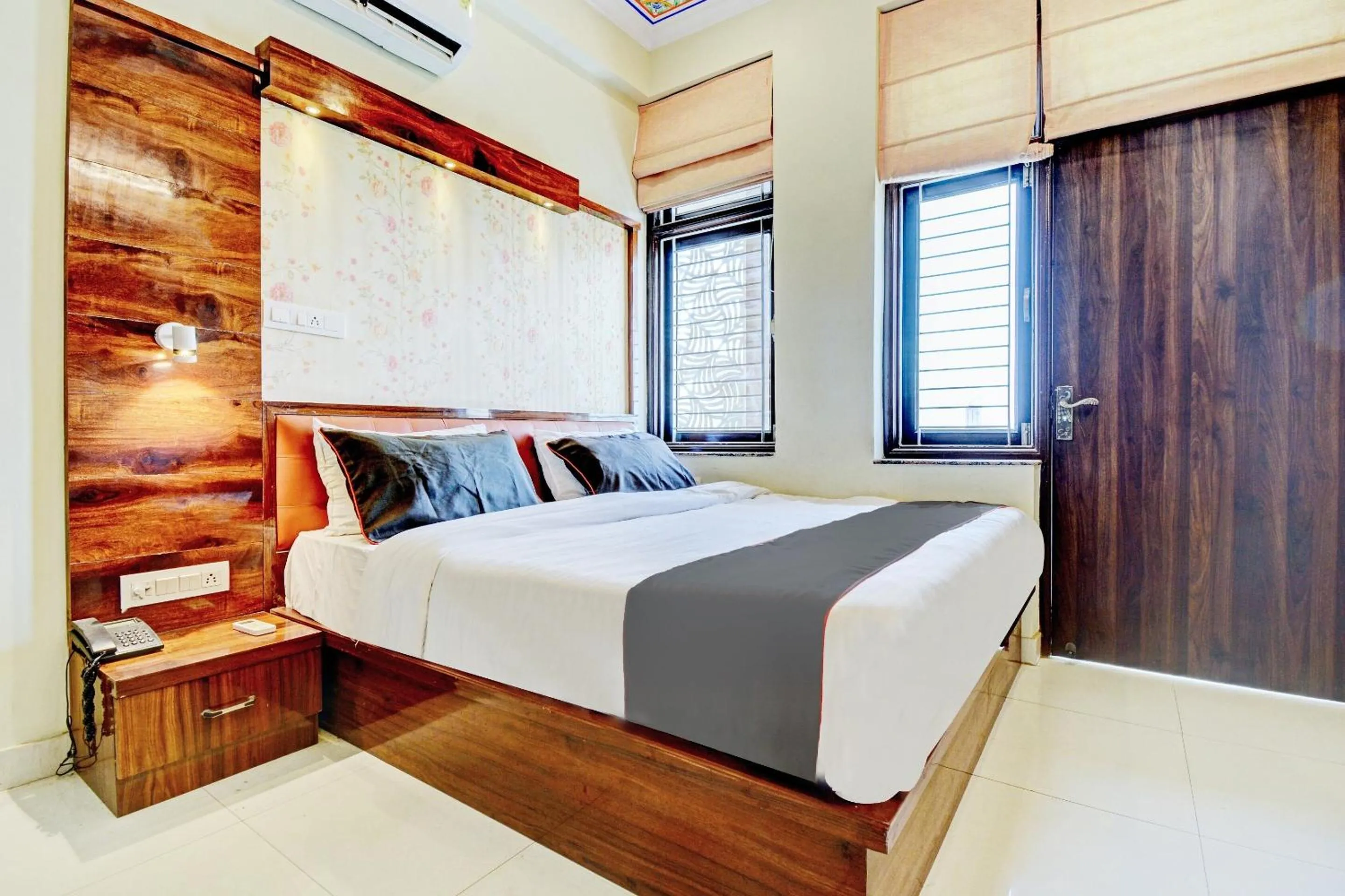 Bedroom, Bed in Super Collection O Tejesvi