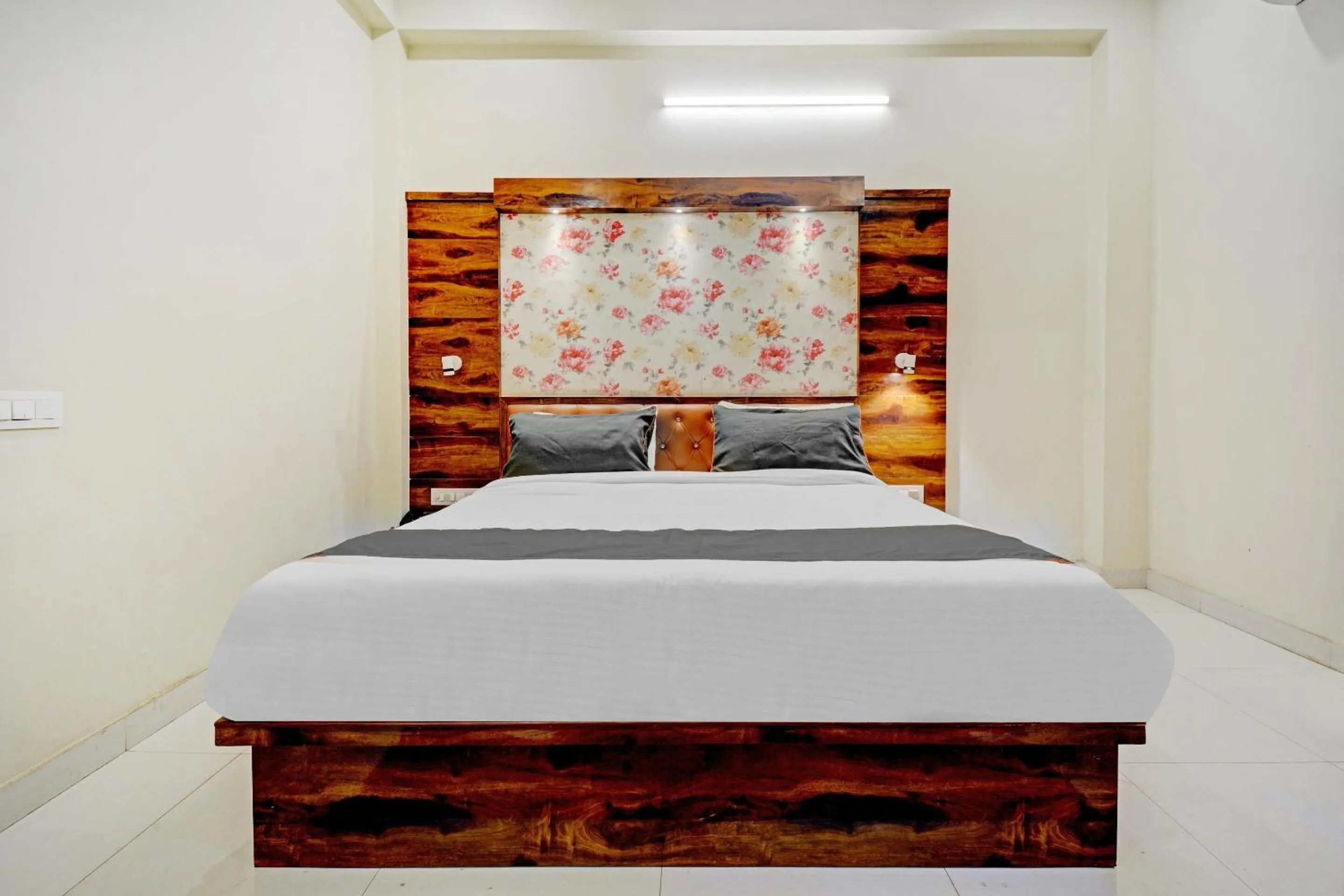 Bedroom, Bed in Super Collection O Tejesvi