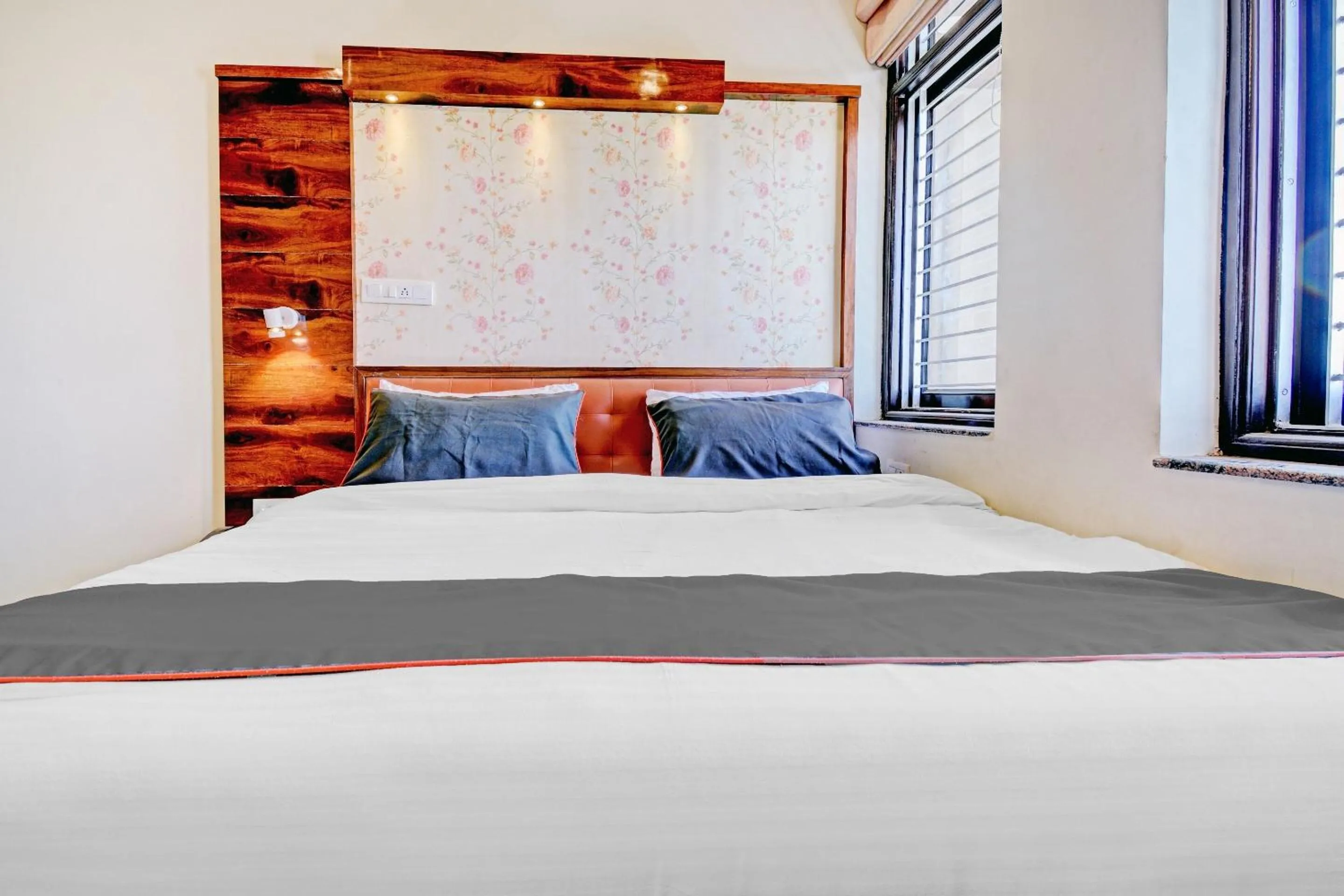 Bedroom, Bed in Super Collection O Tejesvi