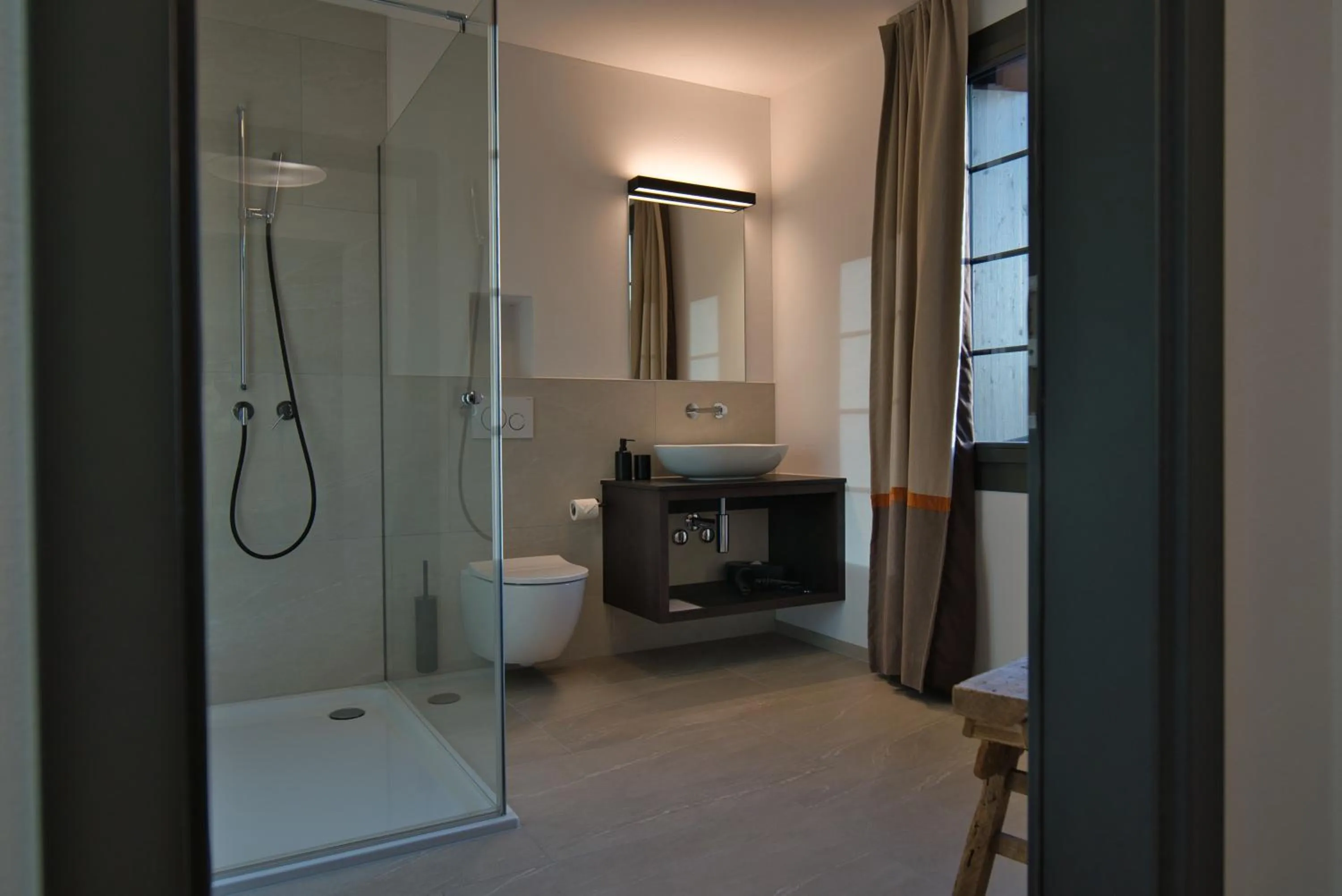 Bathroom in Eiger View Alpine Lodge