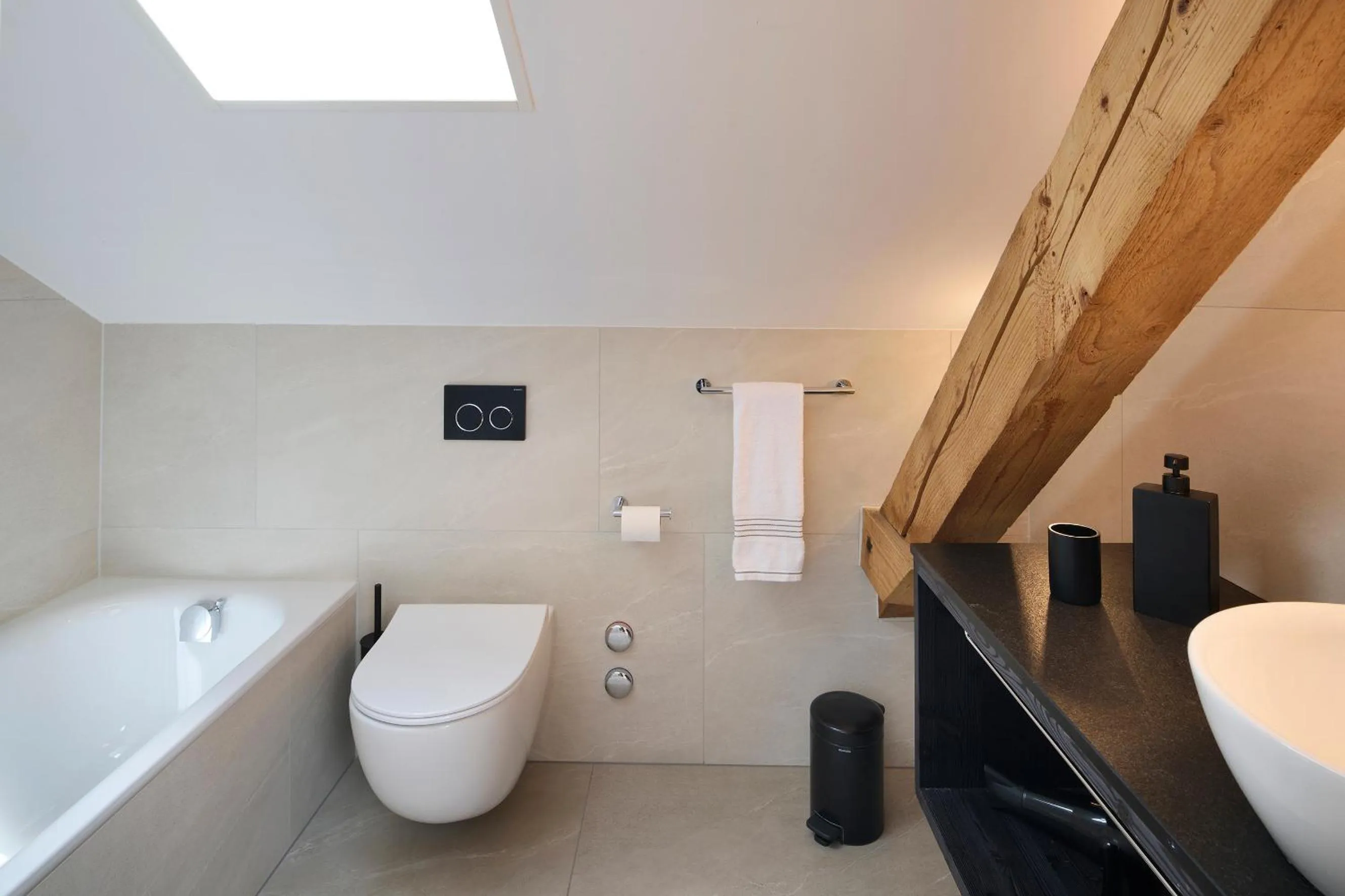 Toilet in Eiger View Alpine Lodge