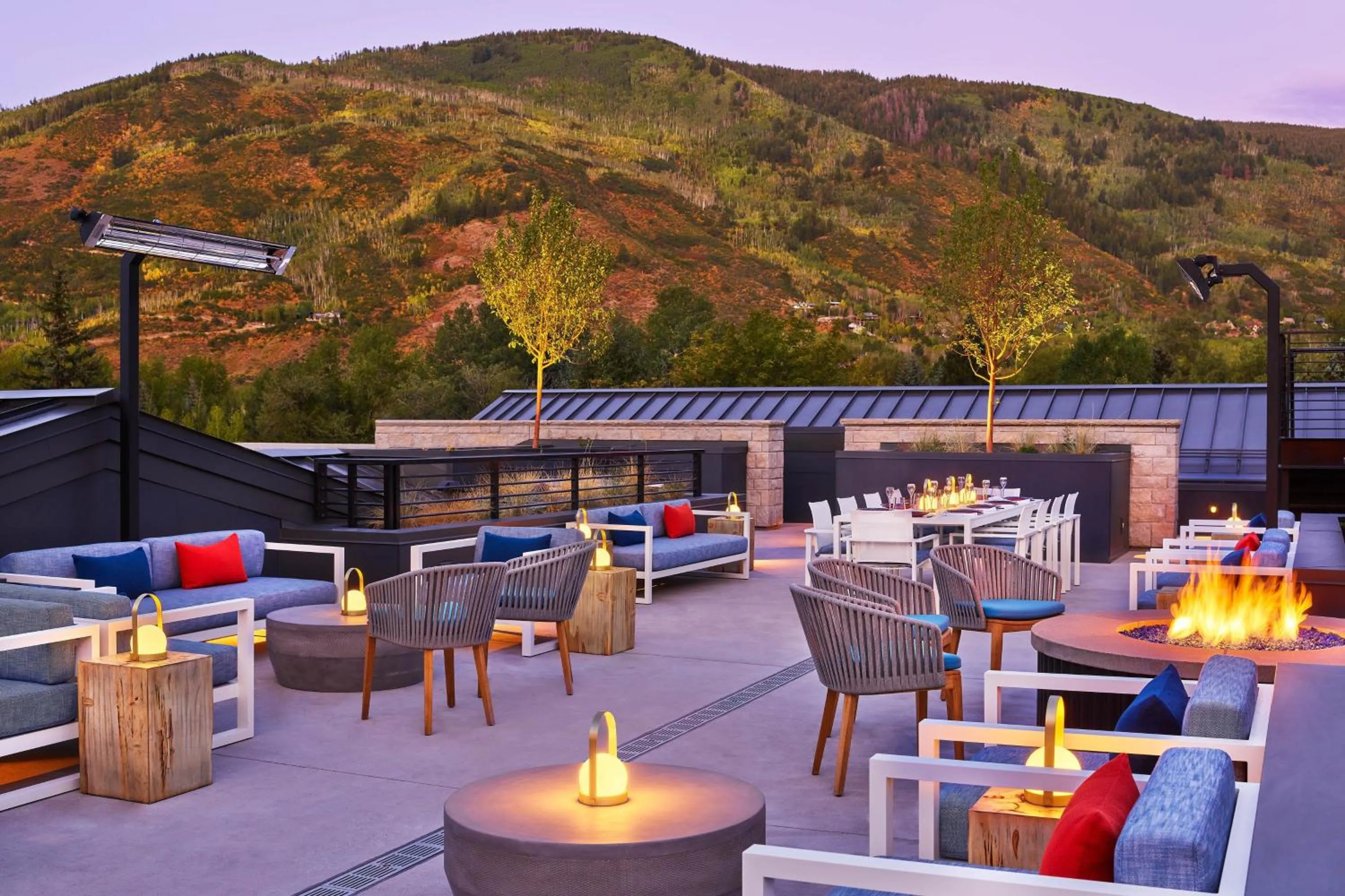 Lounge or bar in The Sky Residences at W Aspen