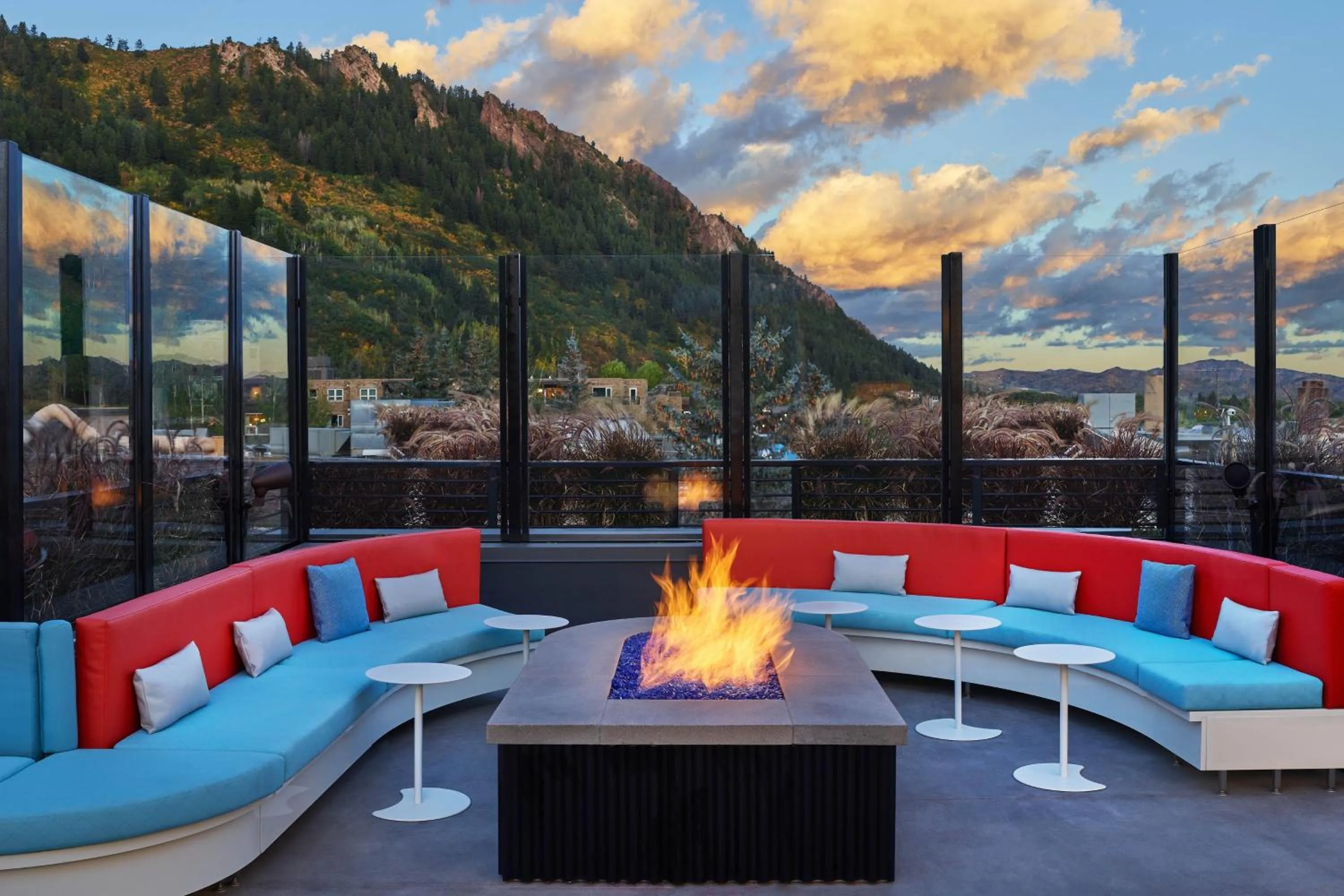 Lounge or bar in The Sky Residences at W Aspen