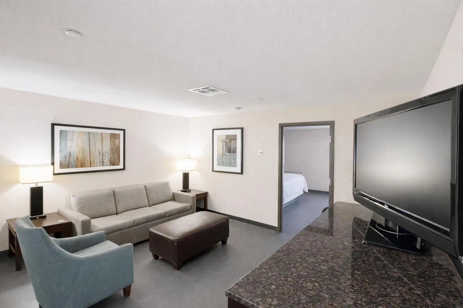 Living room, Bed in Hotel Lotus Kansas City Stadium