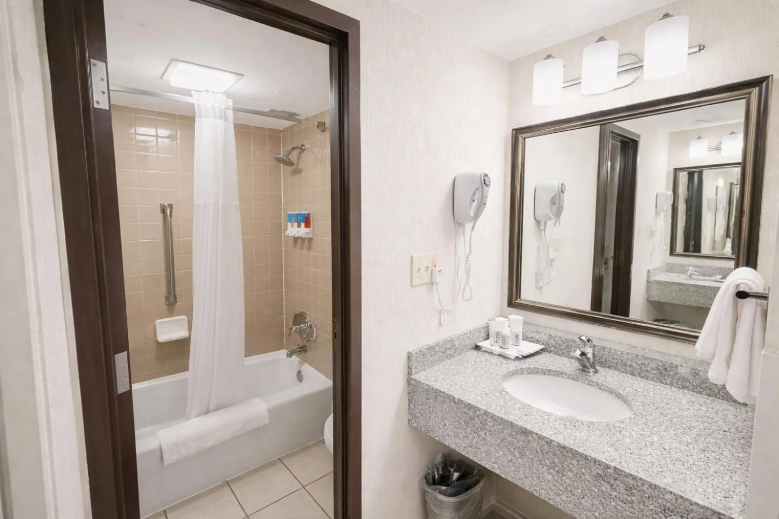 towels in Hotel Lotus Kansas City Stadium