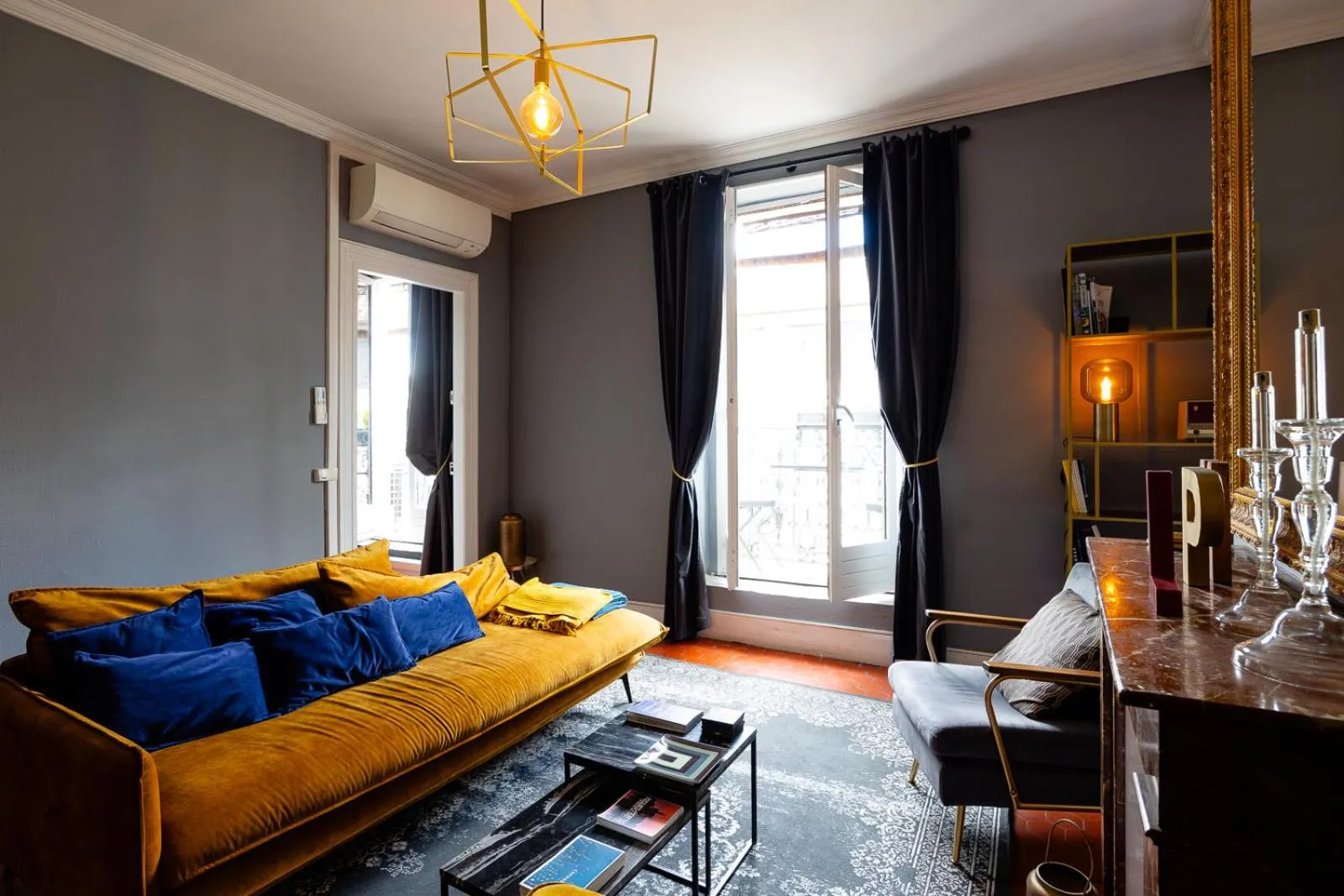 Communal lounge/ TV room in Casa Roma Montpellier Bed&Breakfast chambres d hôte