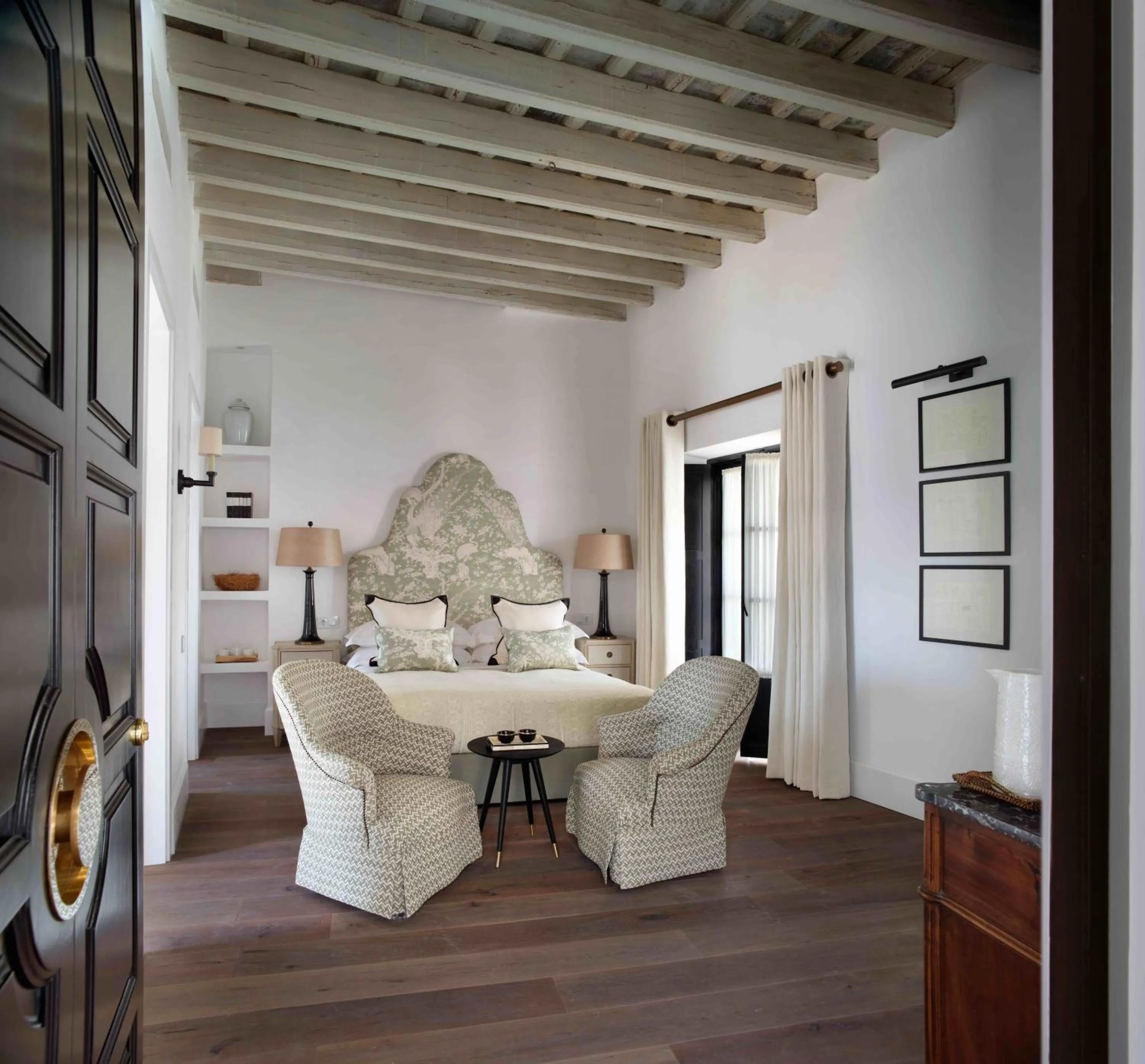 Bedroom, Seating Area in Plaza 18