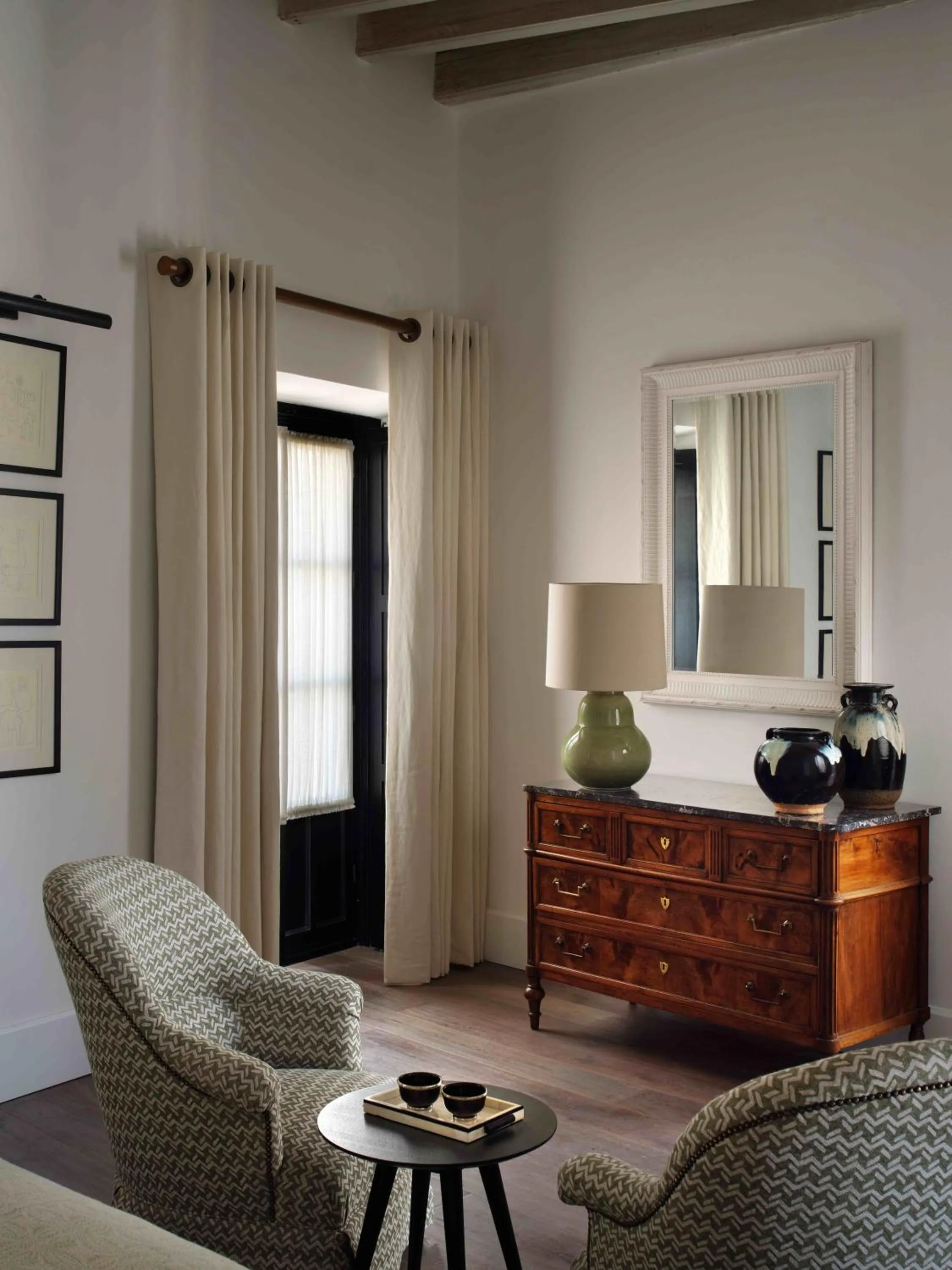 Seating area in Plaza 18