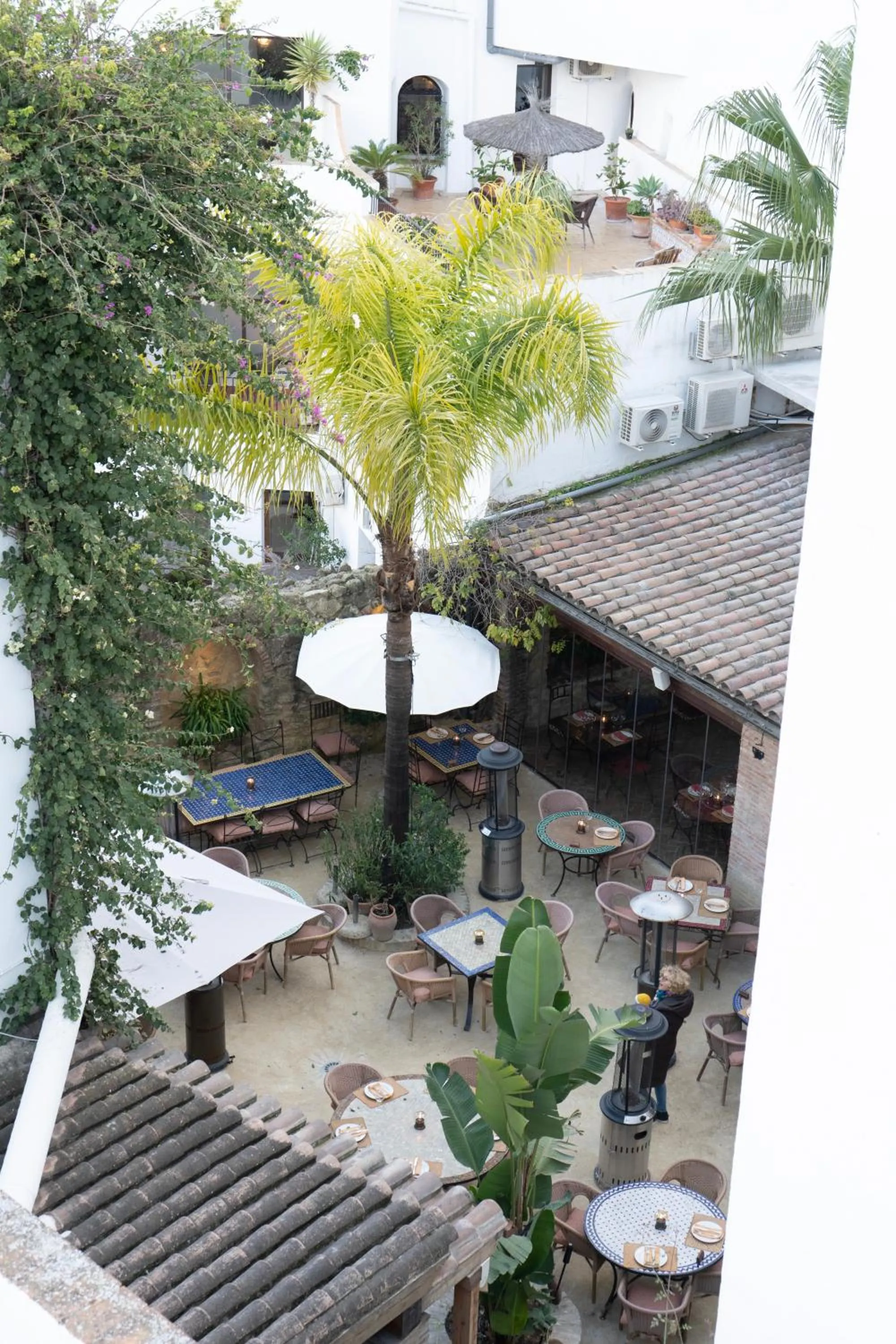 Restaurant/places to eat, Pool View in Plaza 18