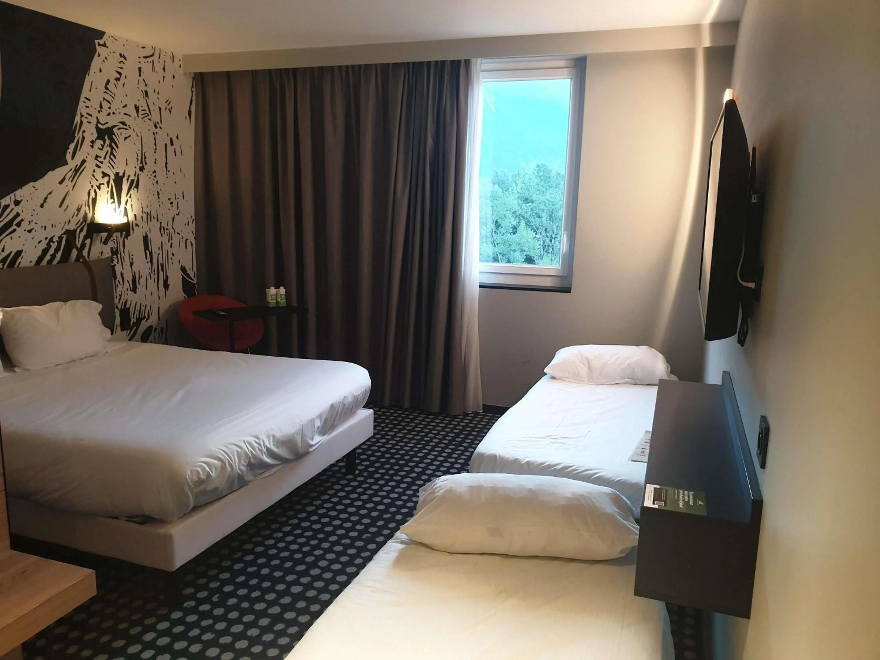 Bedroom, Bed in ibis Styles Albertville