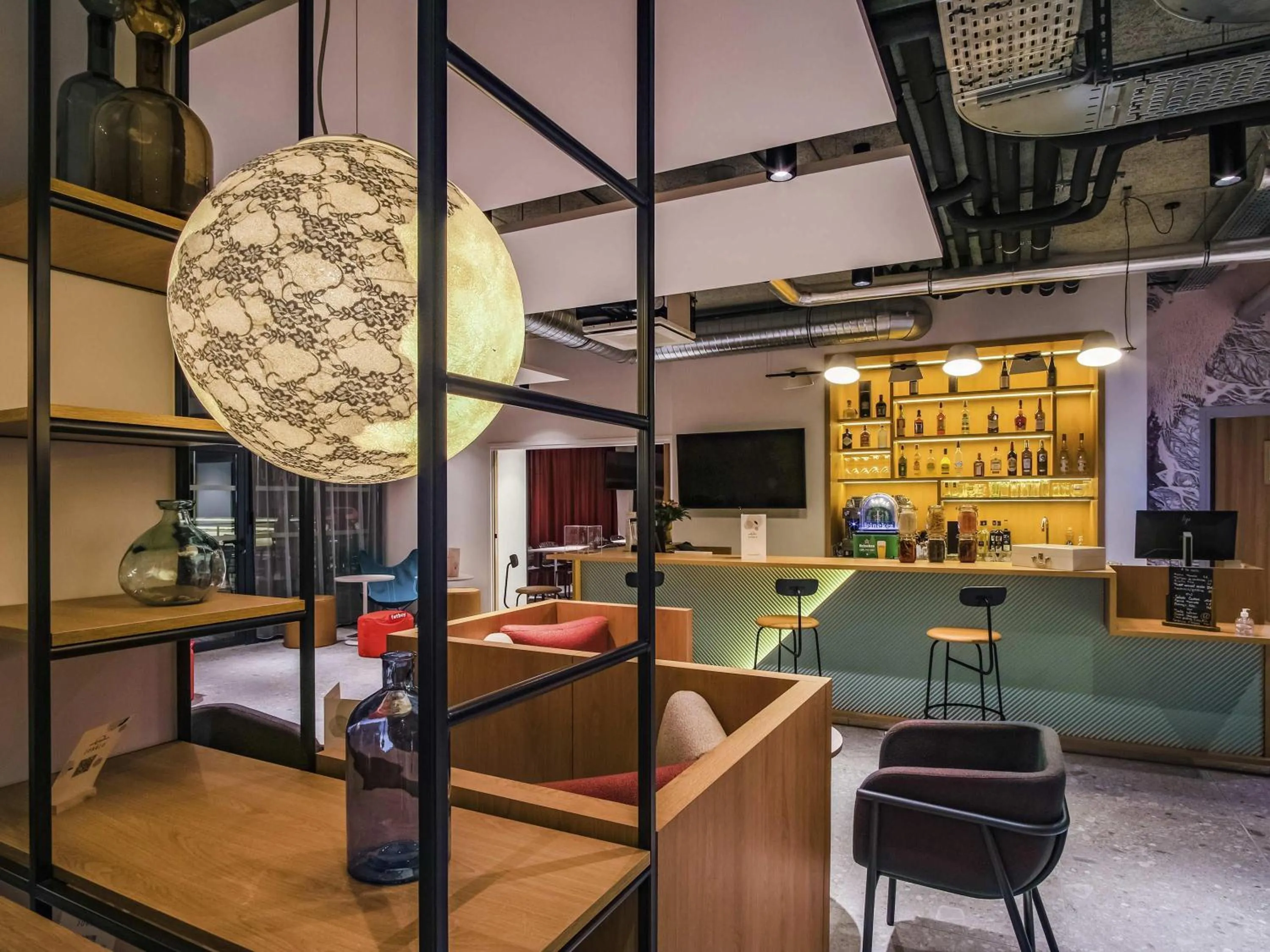 Lounge or bar in ibis Styles Albertville