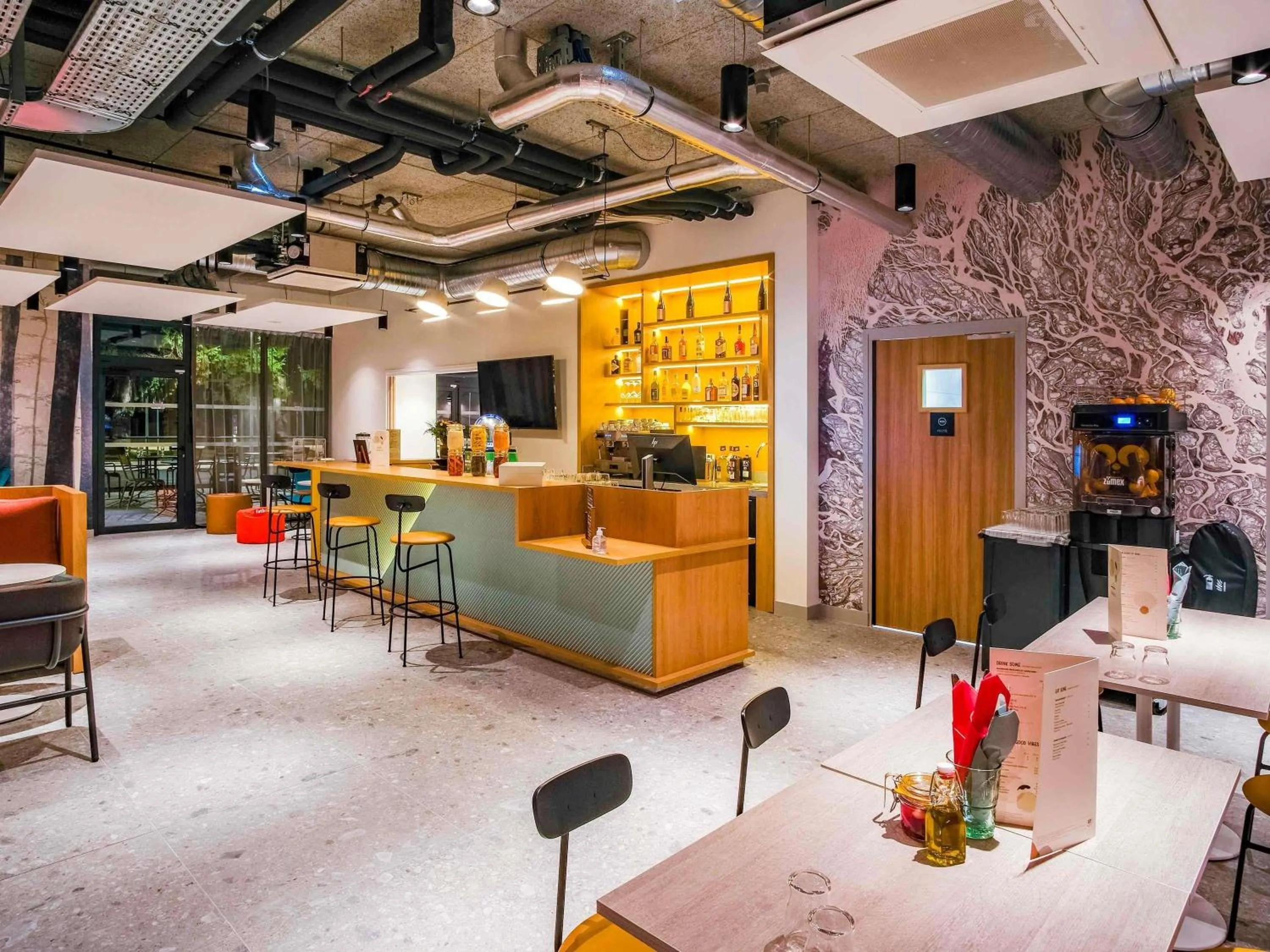 Lounge or bar in ibis Styles Albertville