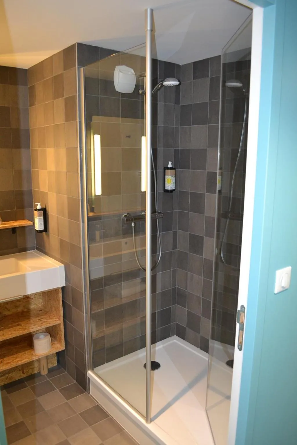 Shower in greet Hotel Rennes Pace