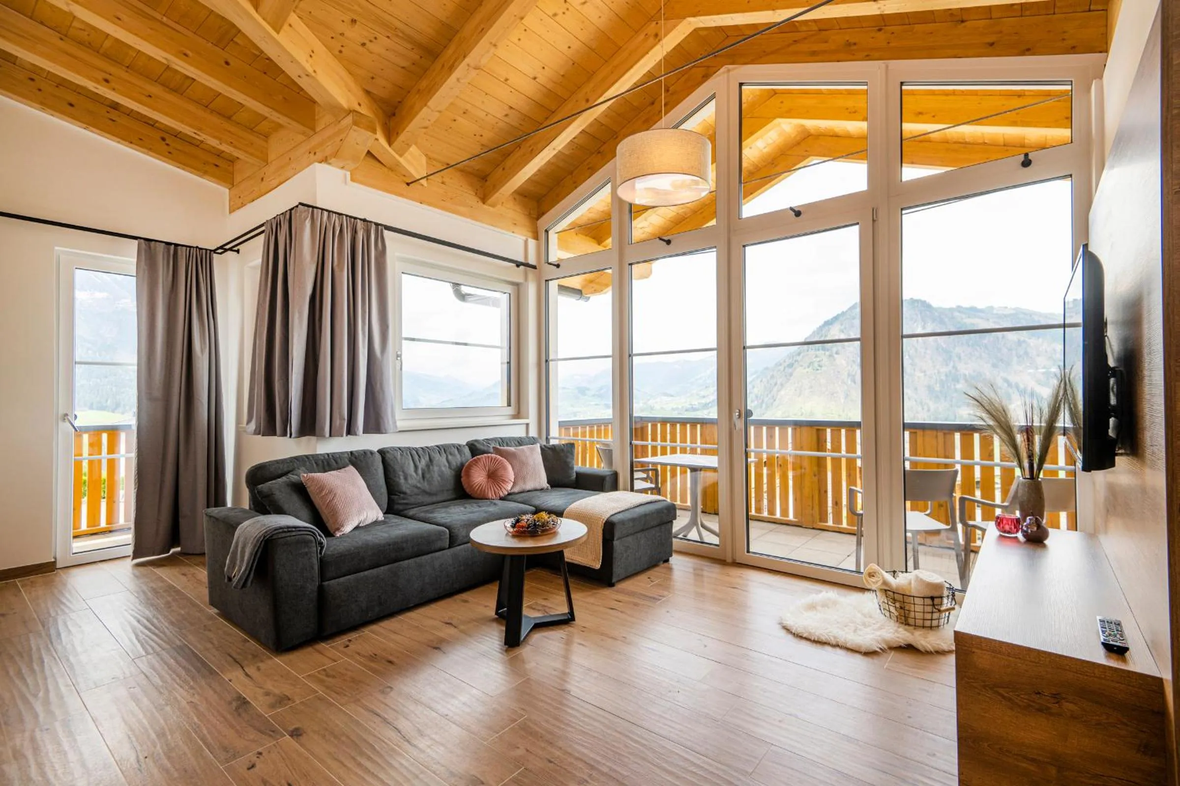 TV and multimedia in AlpenParks Hotel & Apartment Alpendorf