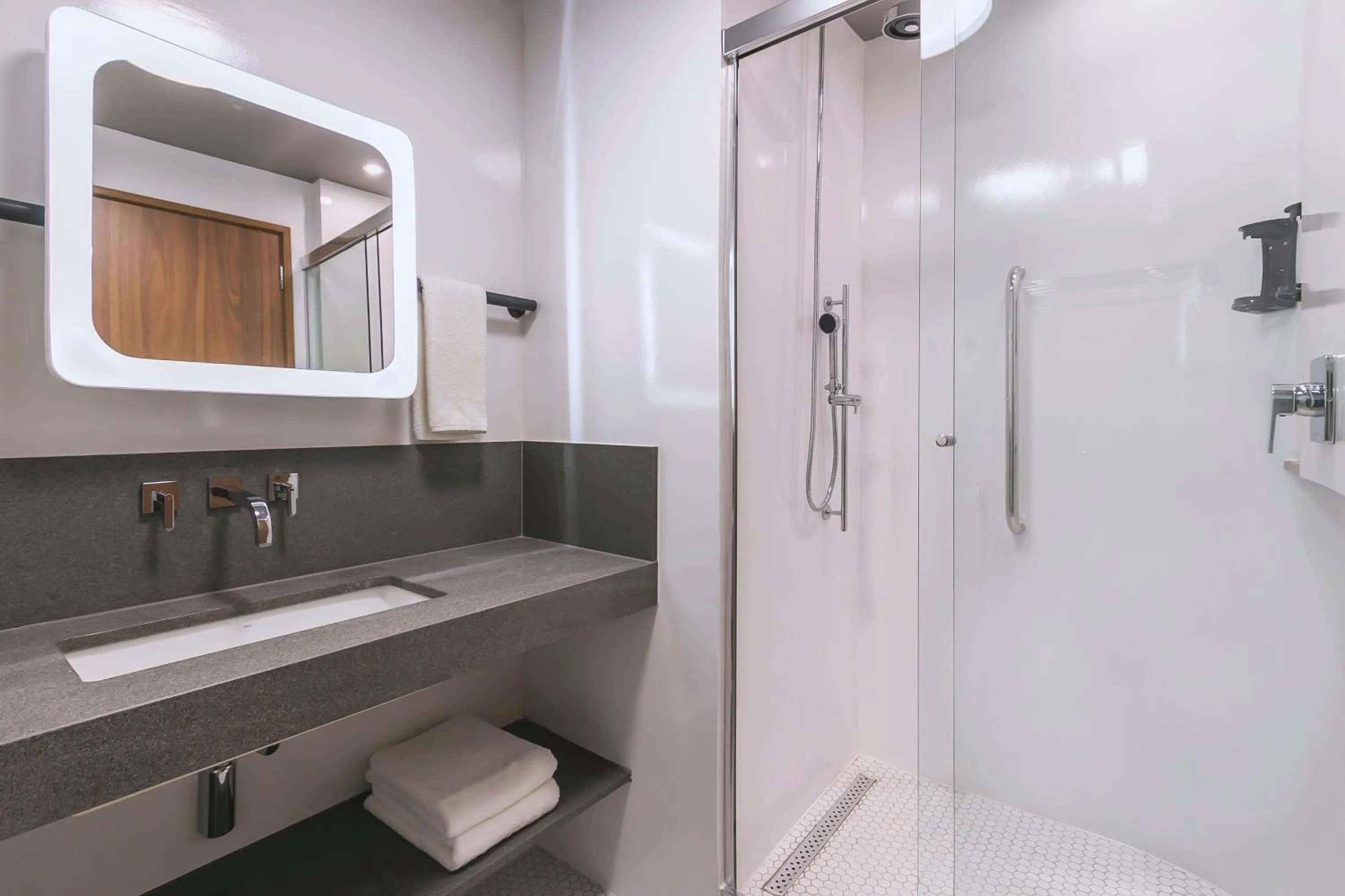 Shower in Novotel Lencois Paulista