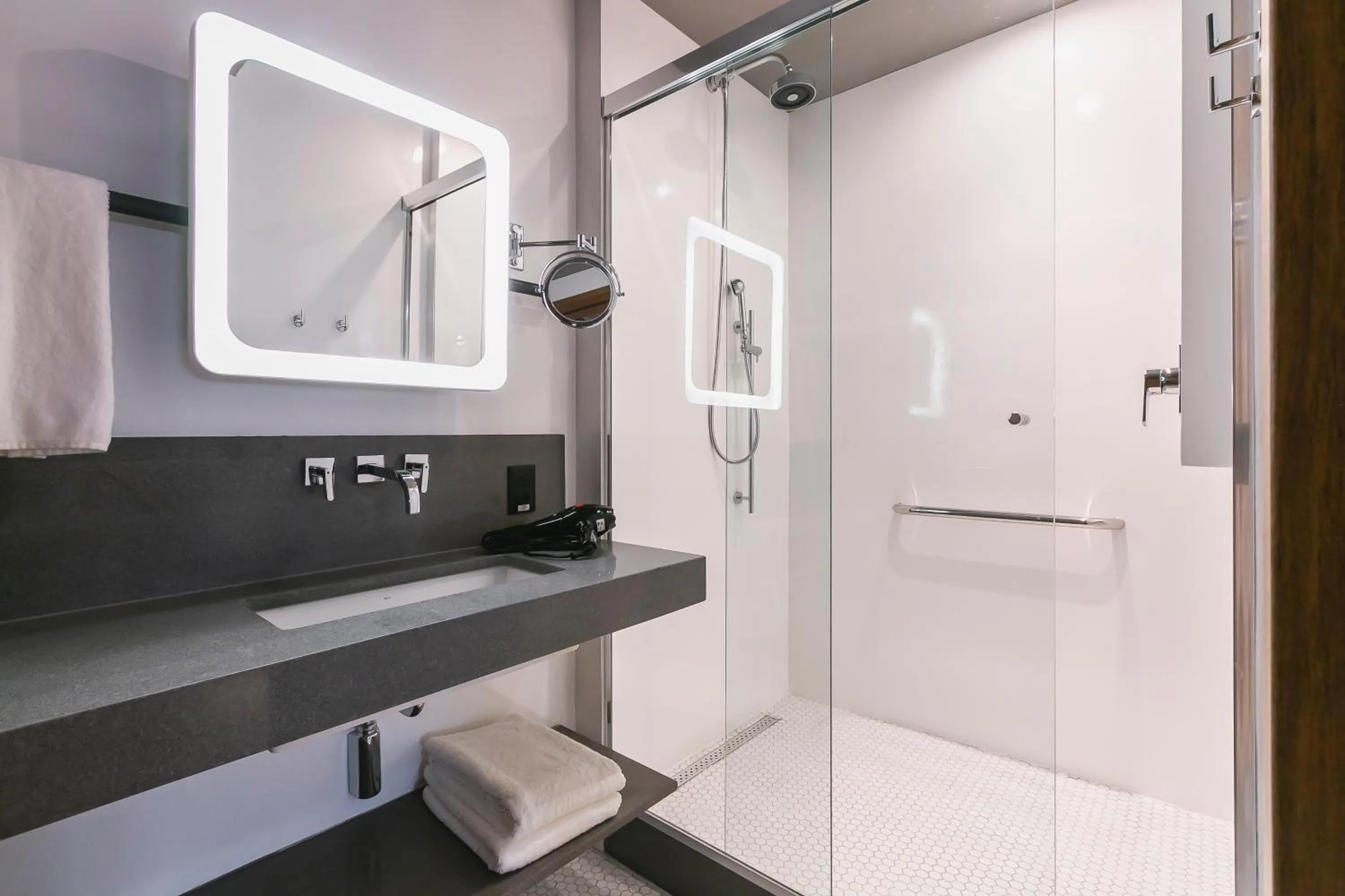 Shower in Novotel Lencois Paulista