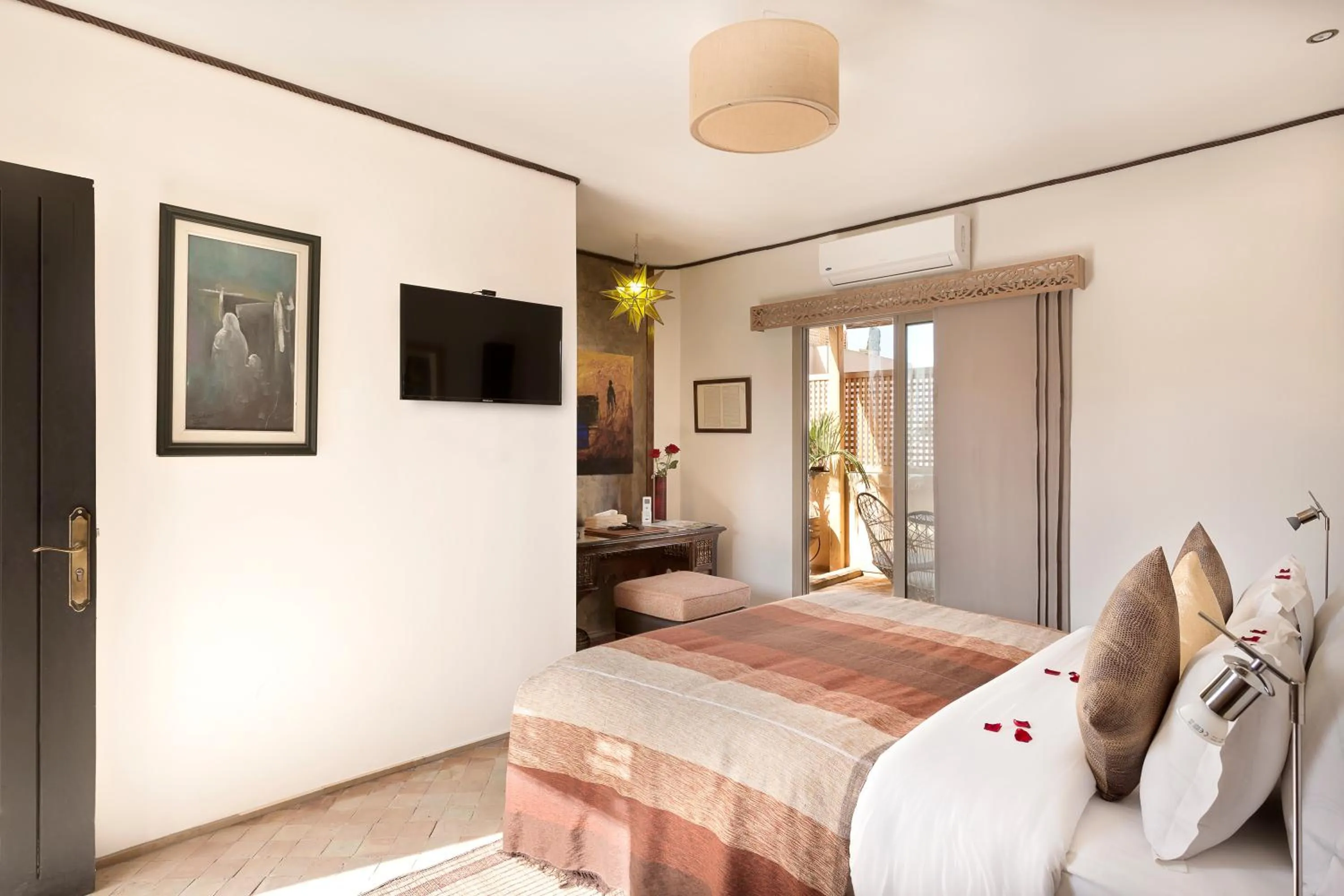 Photo of the whole room, Bed in Palais Khum