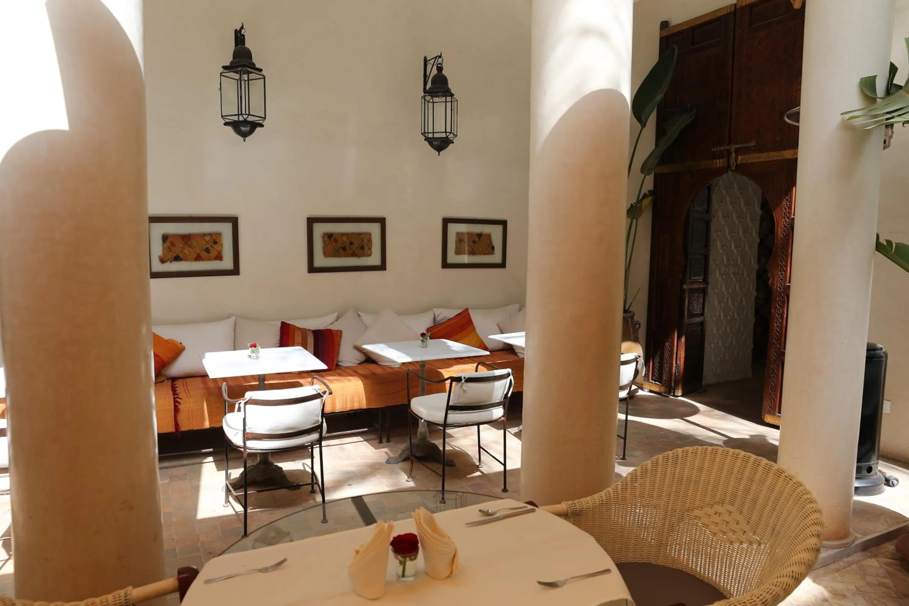 Restaurant/places to eat in Palais Khum